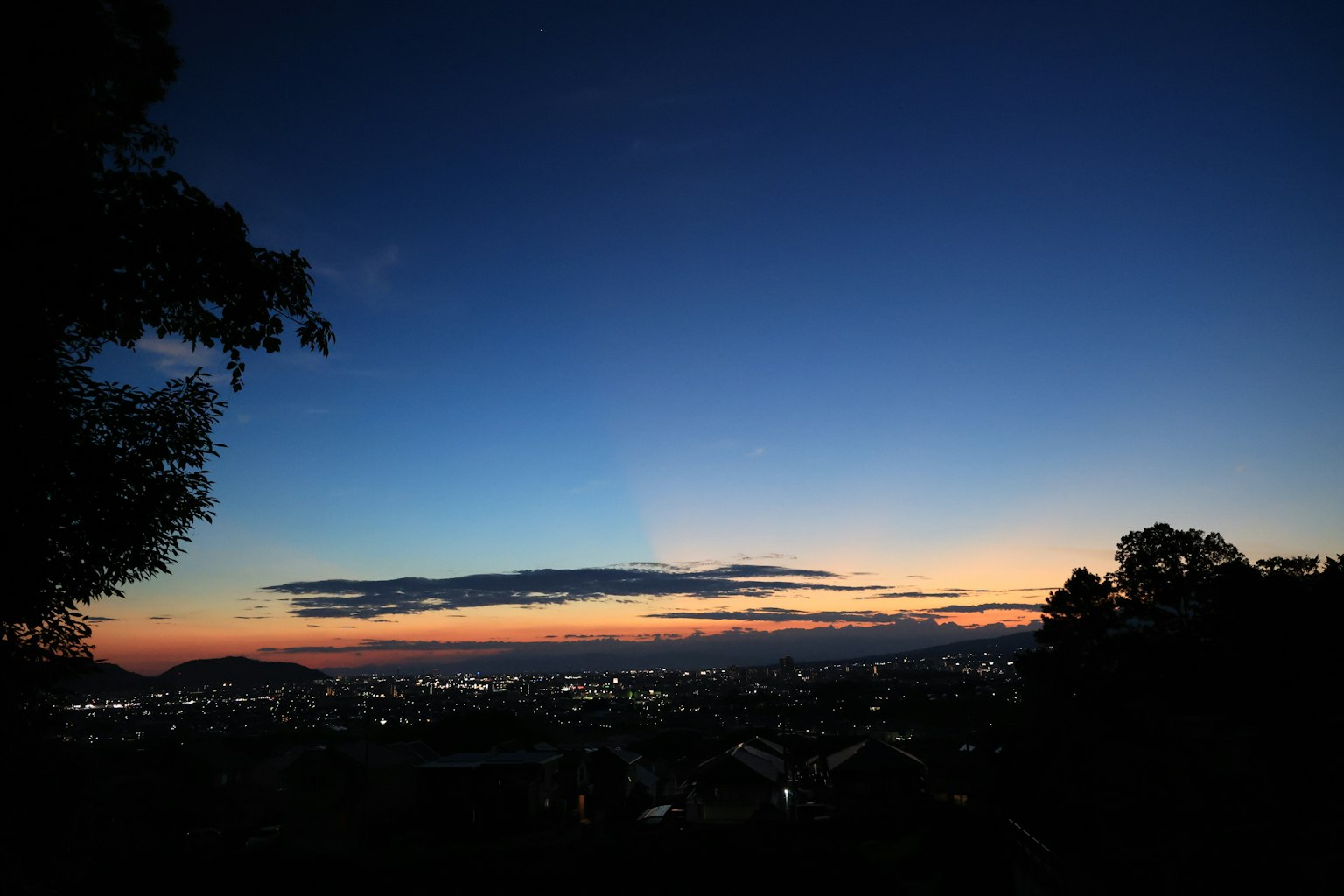 城市灯光与美丽日落的风景