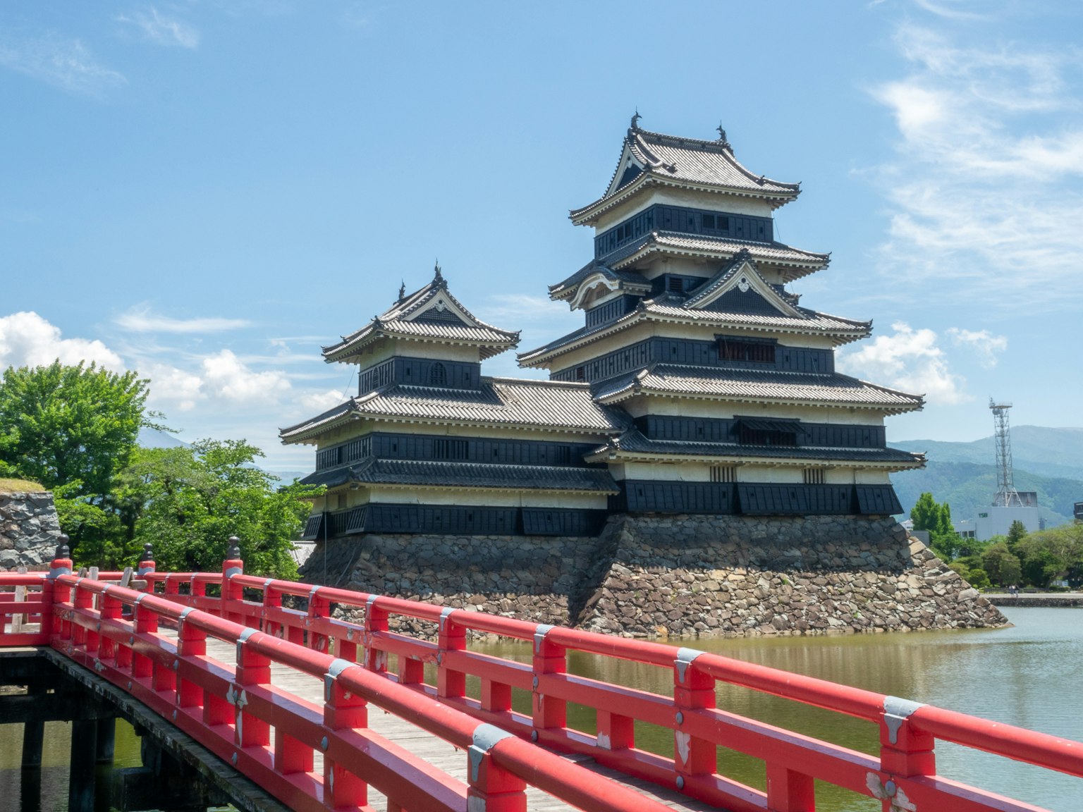 松本城的美丽景观和红色桥