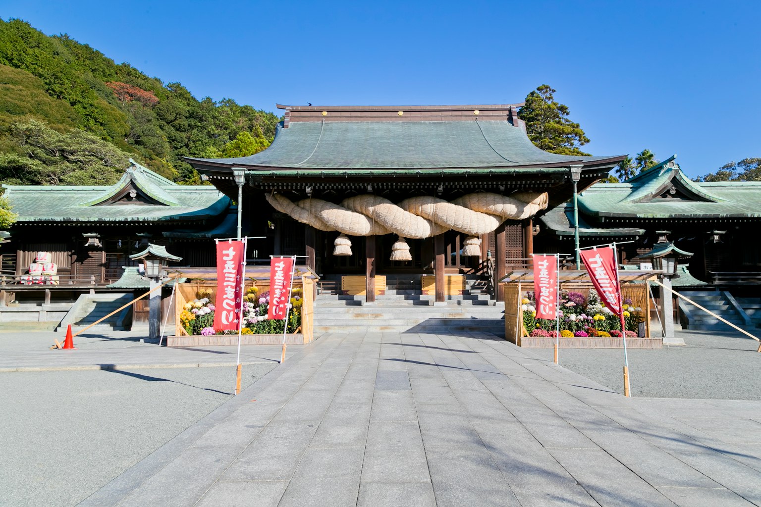 美丽的神社建筑与绿色背景大绳结