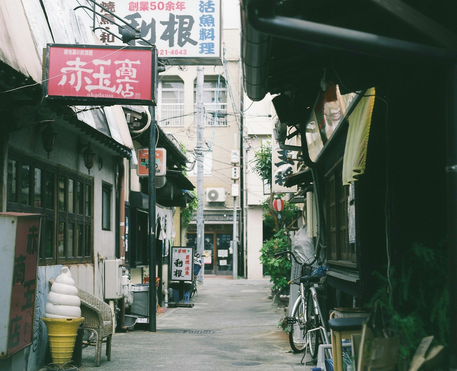 狭窄小巷中有老店和招牌