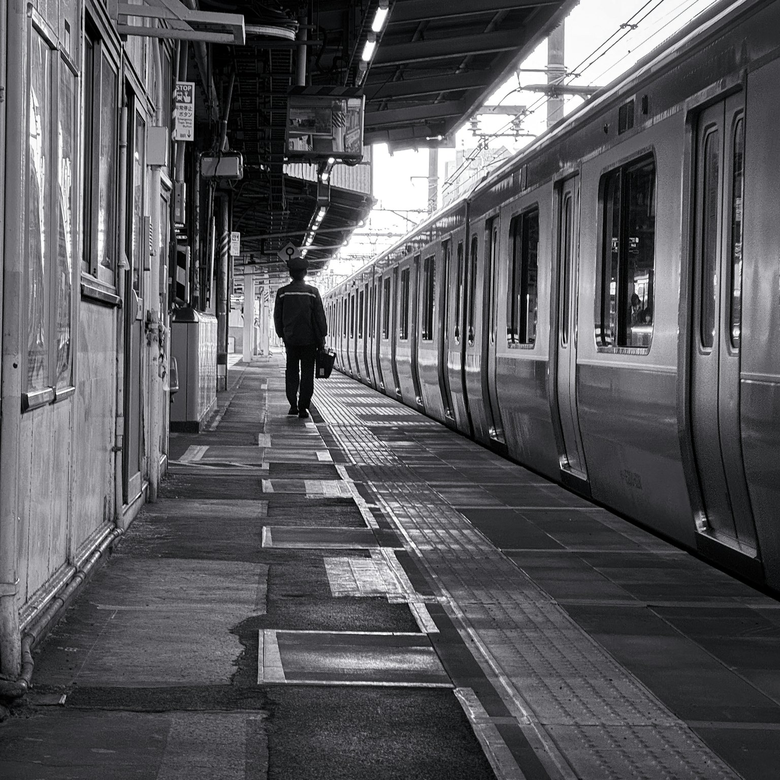 一個人在黑白火車月台上走