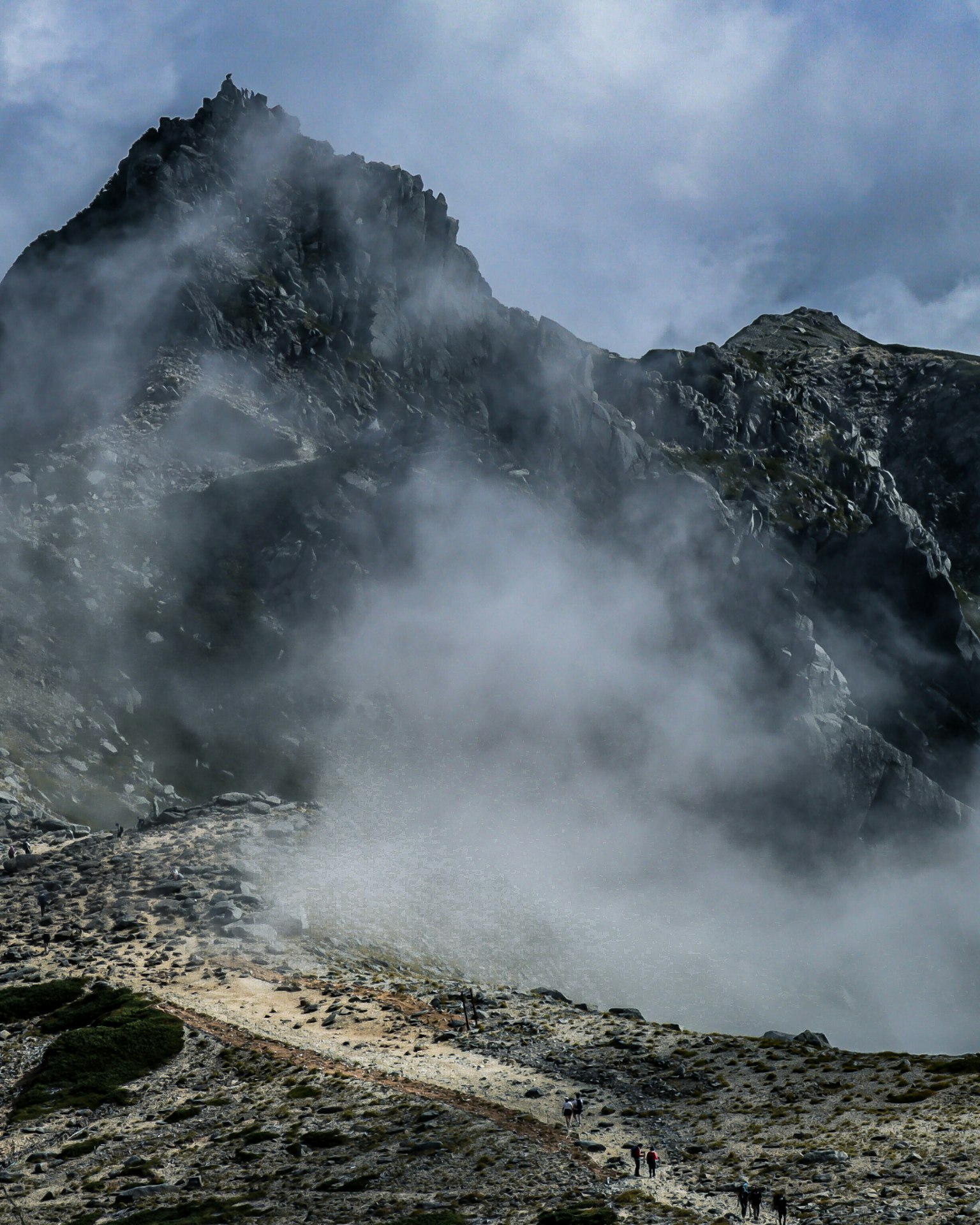笼罩在雾中的山景 壮丽的山峰从云中浮现