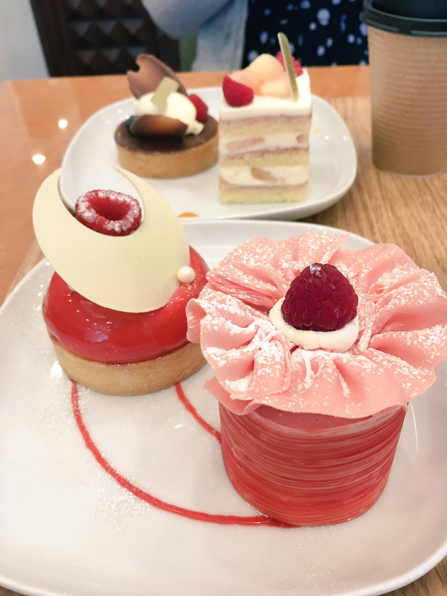 Bunte Desserts auf einem Tisch mit einem rosa Kuchen und einem roten Geleebrot