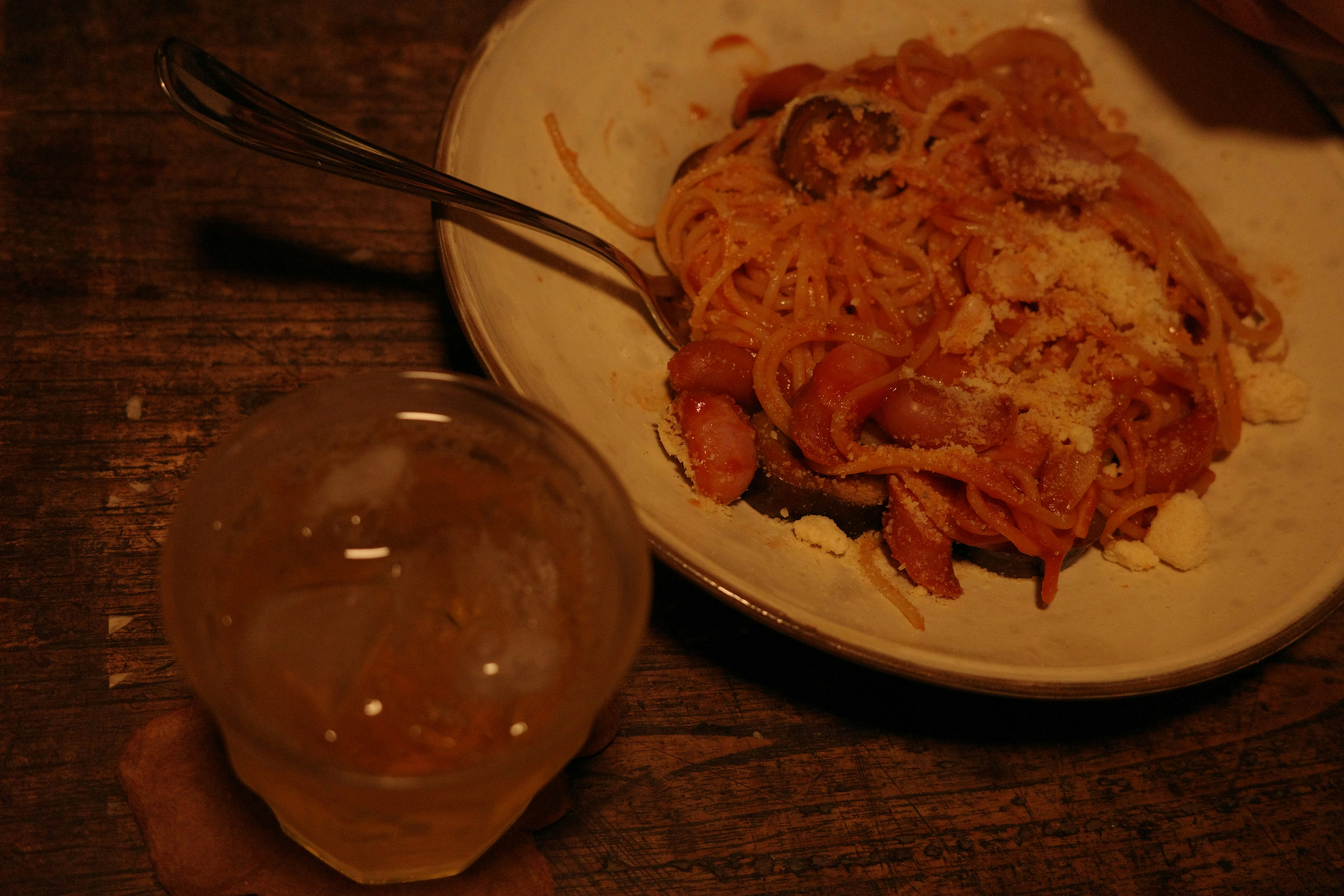 Napolitanische Spaghetti auf einem Holztisch serviert