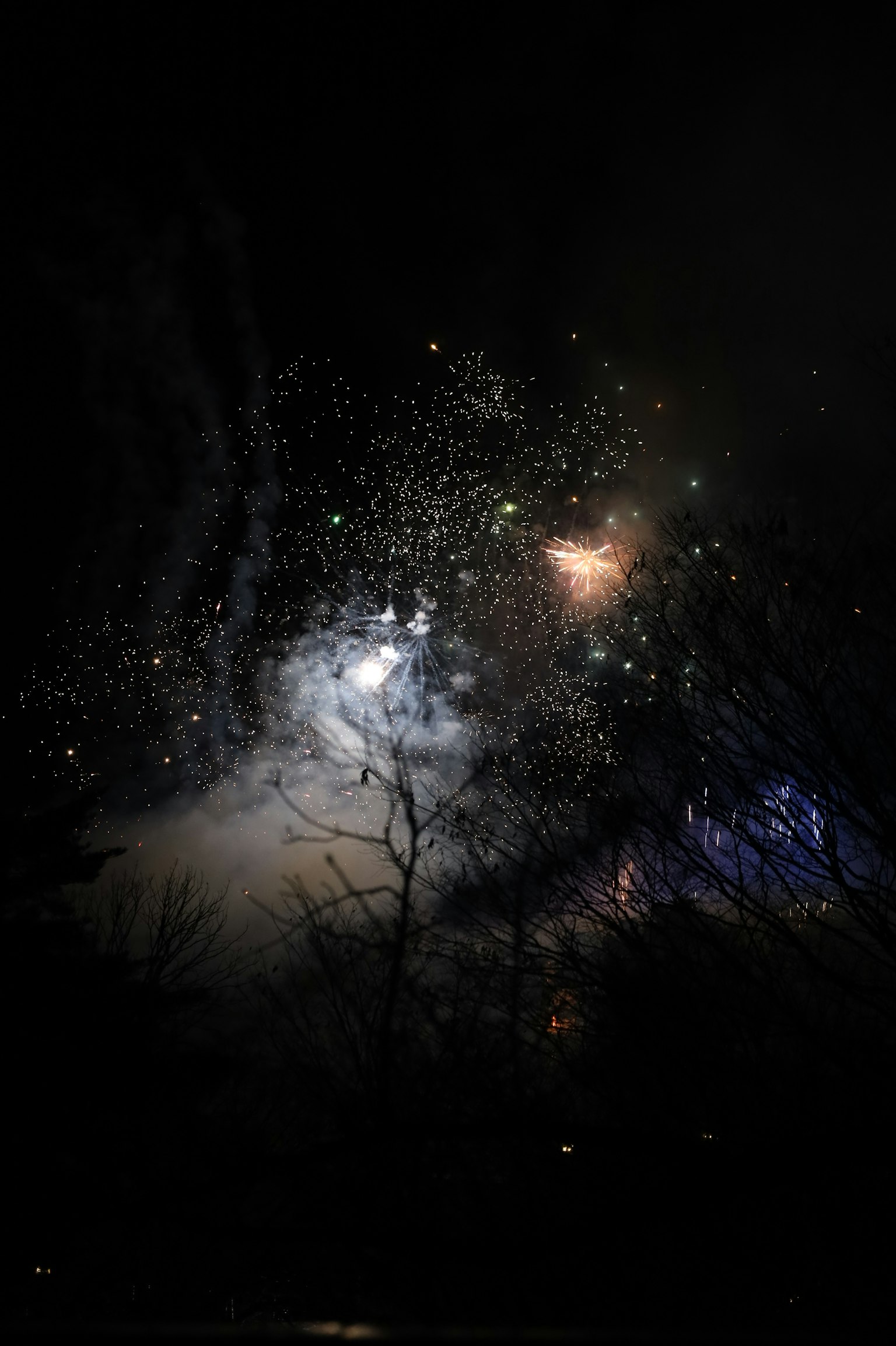 Feuerwerk, das den Nachthimmel mit Farbausbrüchen und Rauch erleuchtet