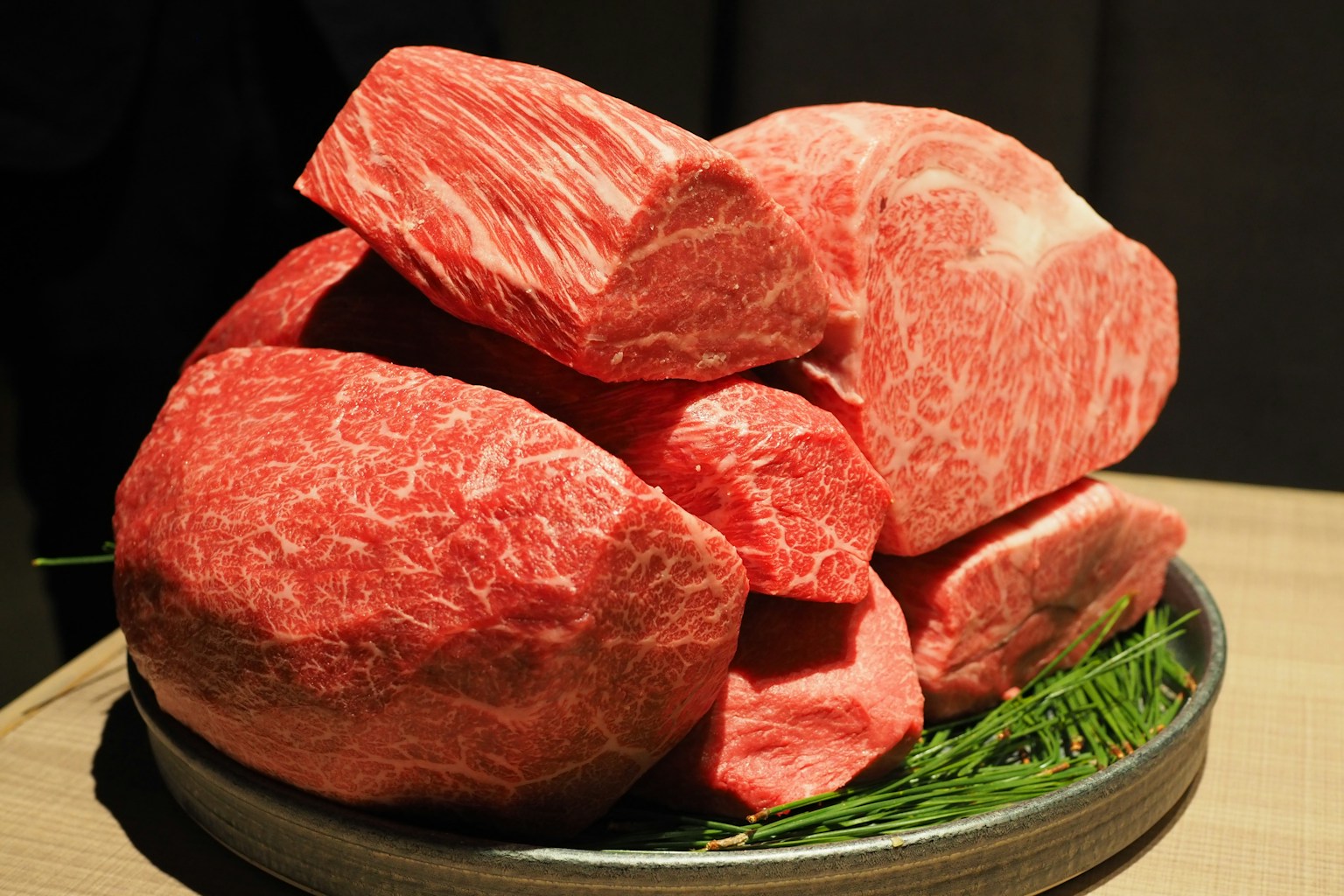 Hermosos cortes de carne de res Wagyu marmoleado dispuestos en un plato
