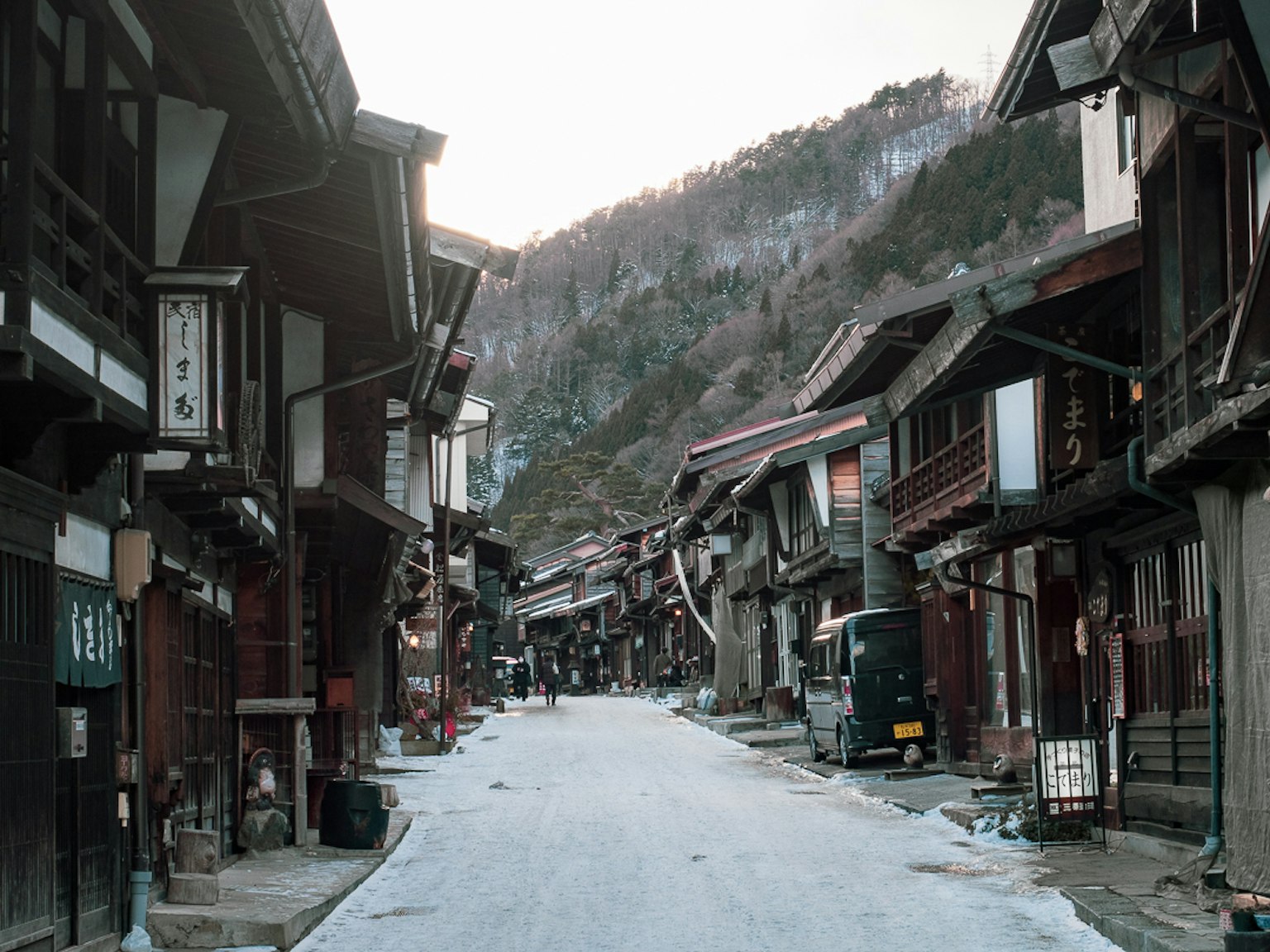 被雪覆蓋的傳統街道與木製建築和山脈
