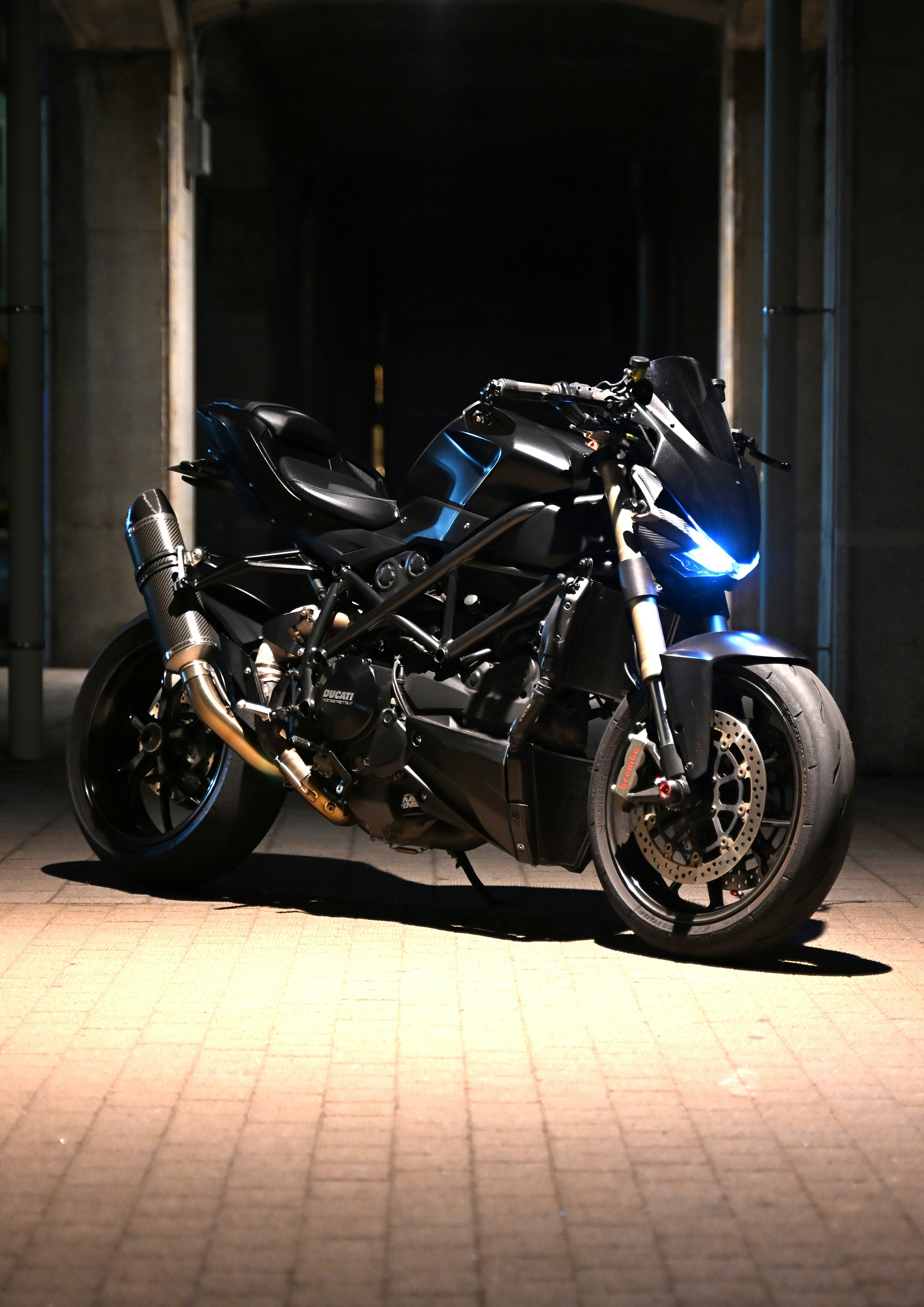 ガレージの床に停められたバイクのある夜の屋内空間
