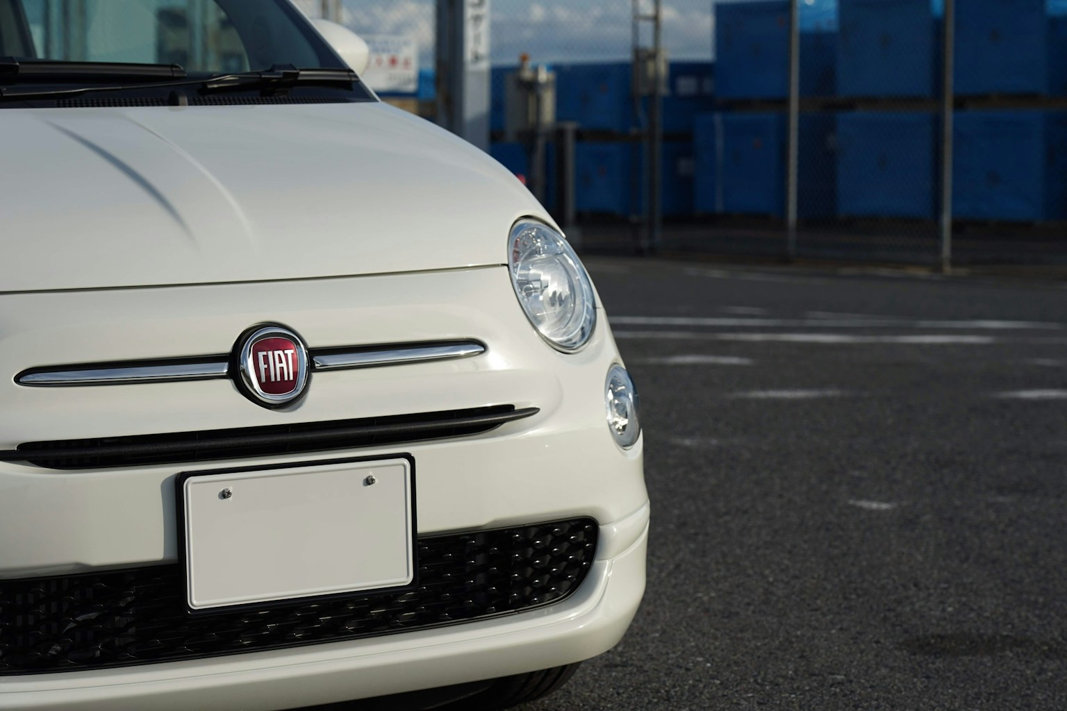 Primo piano del frontale di una Fiat 500 bianca con dettagli della griglia