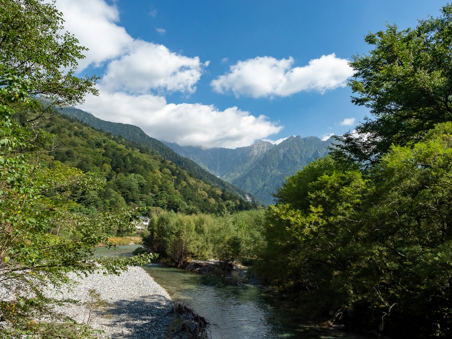 藍天下的山脈和河流的風景