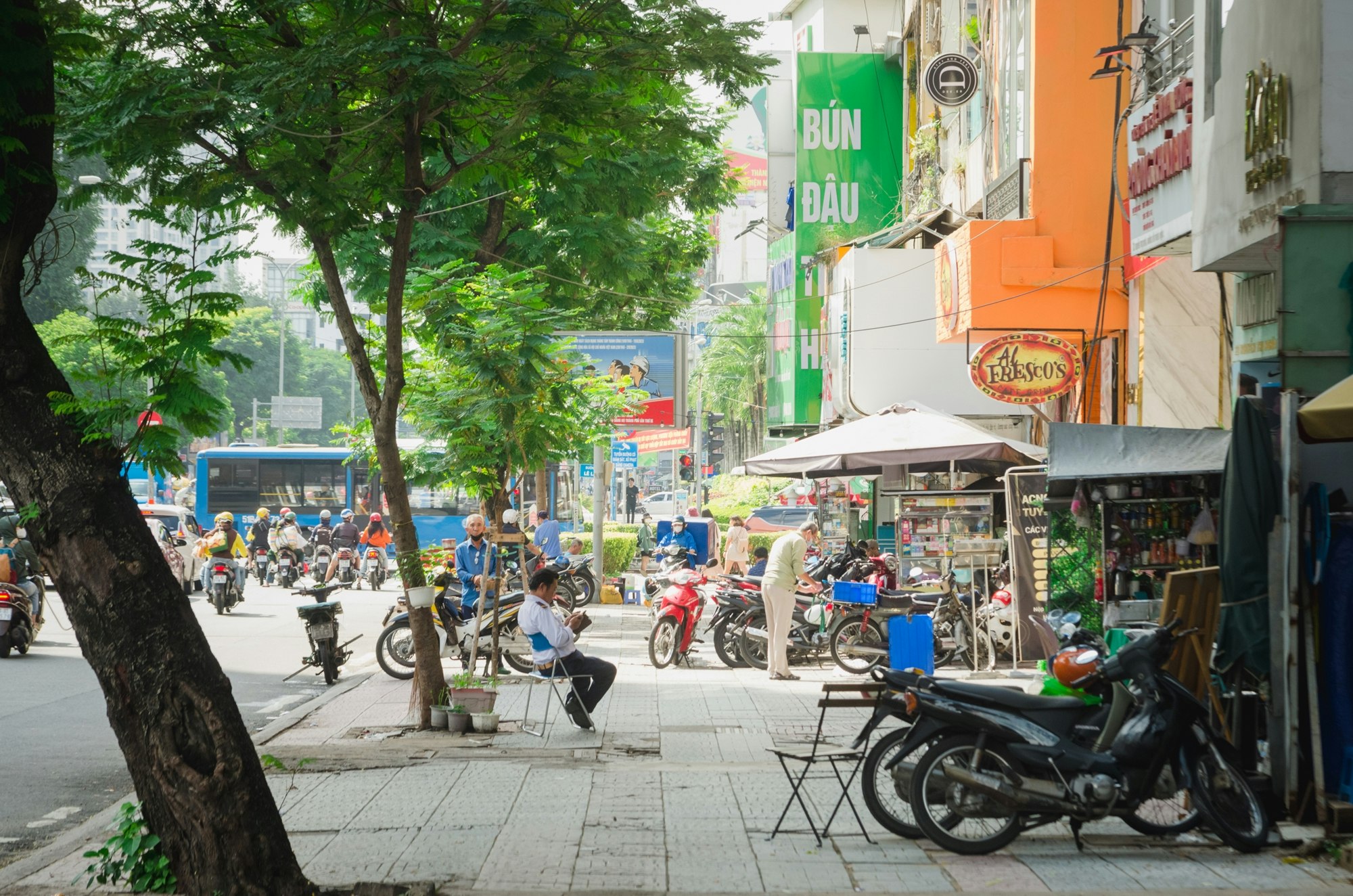 ベトナム・サイゴンの路上で自転車やバイクが並ぶ商店街の軒先