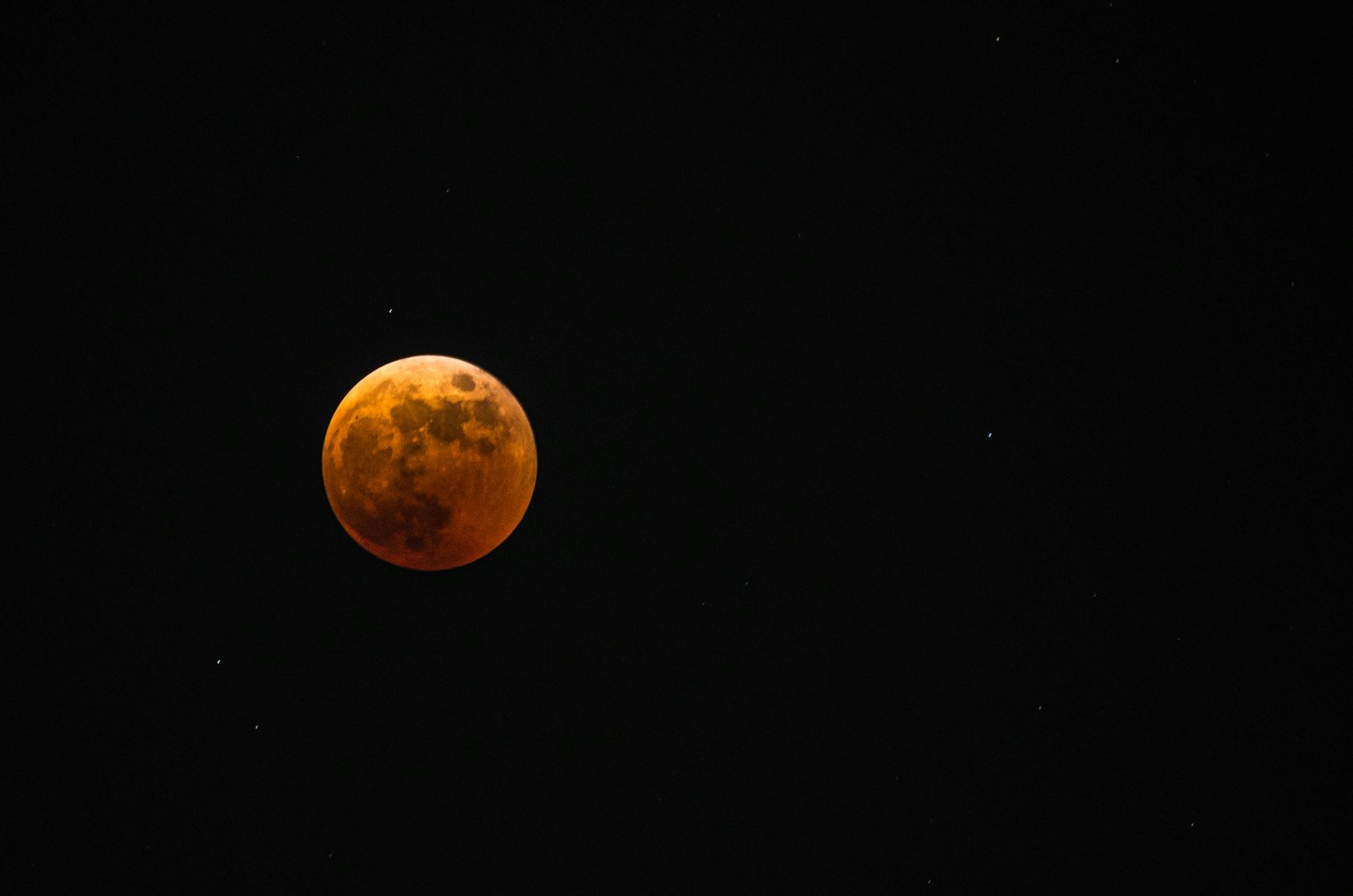 橙色月亮與黑暗背景和星星