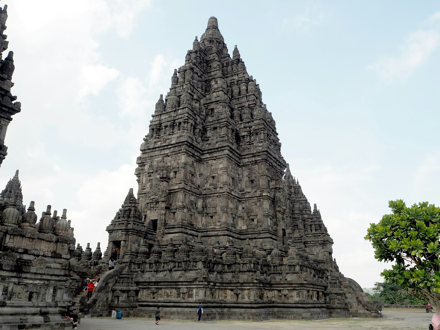 Tháp đá cao của đền Prambanan dưới bầu trời nhiều mây