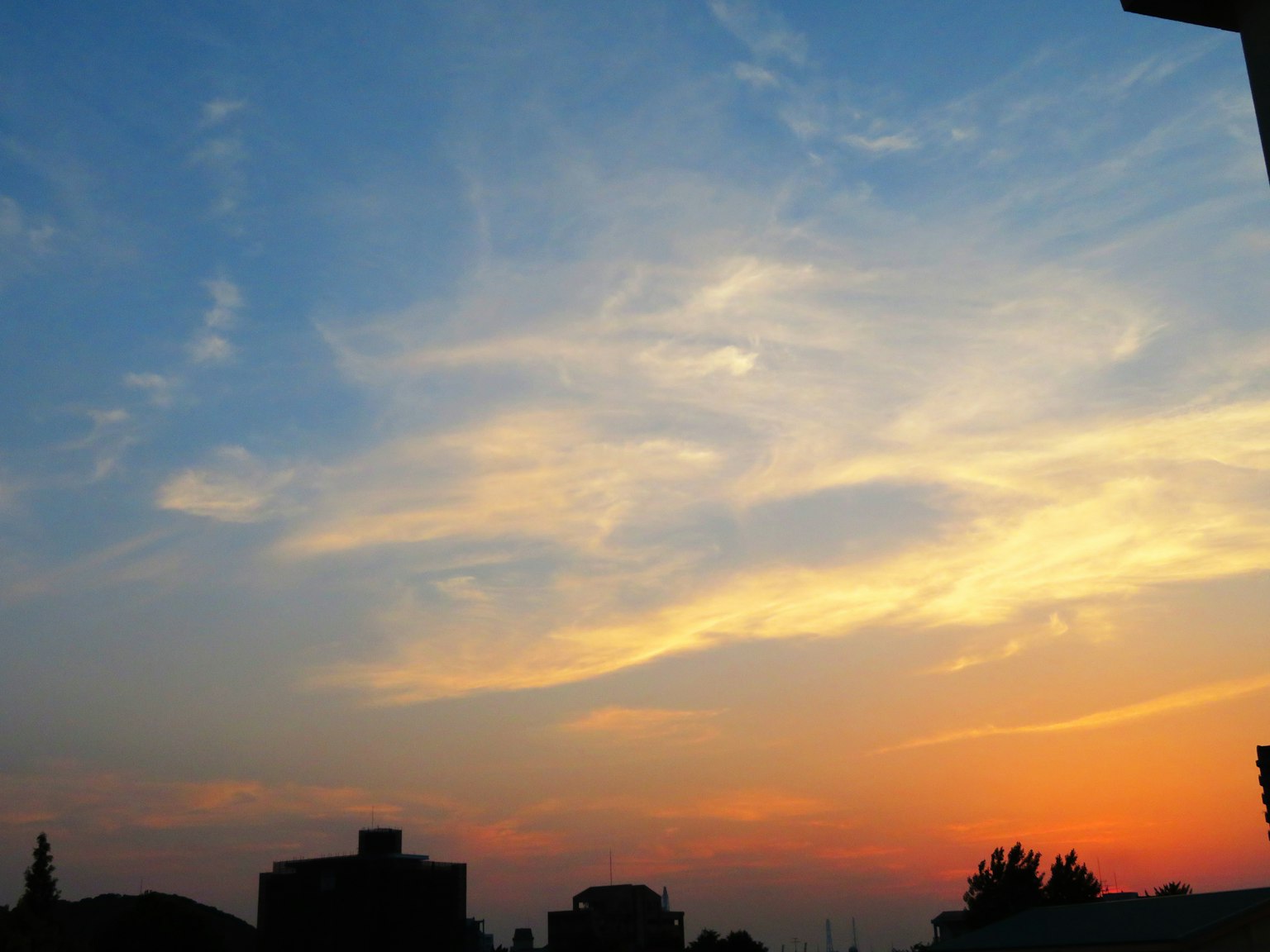 Silhouette de bâtiments contre un ciel de coucher de soleil