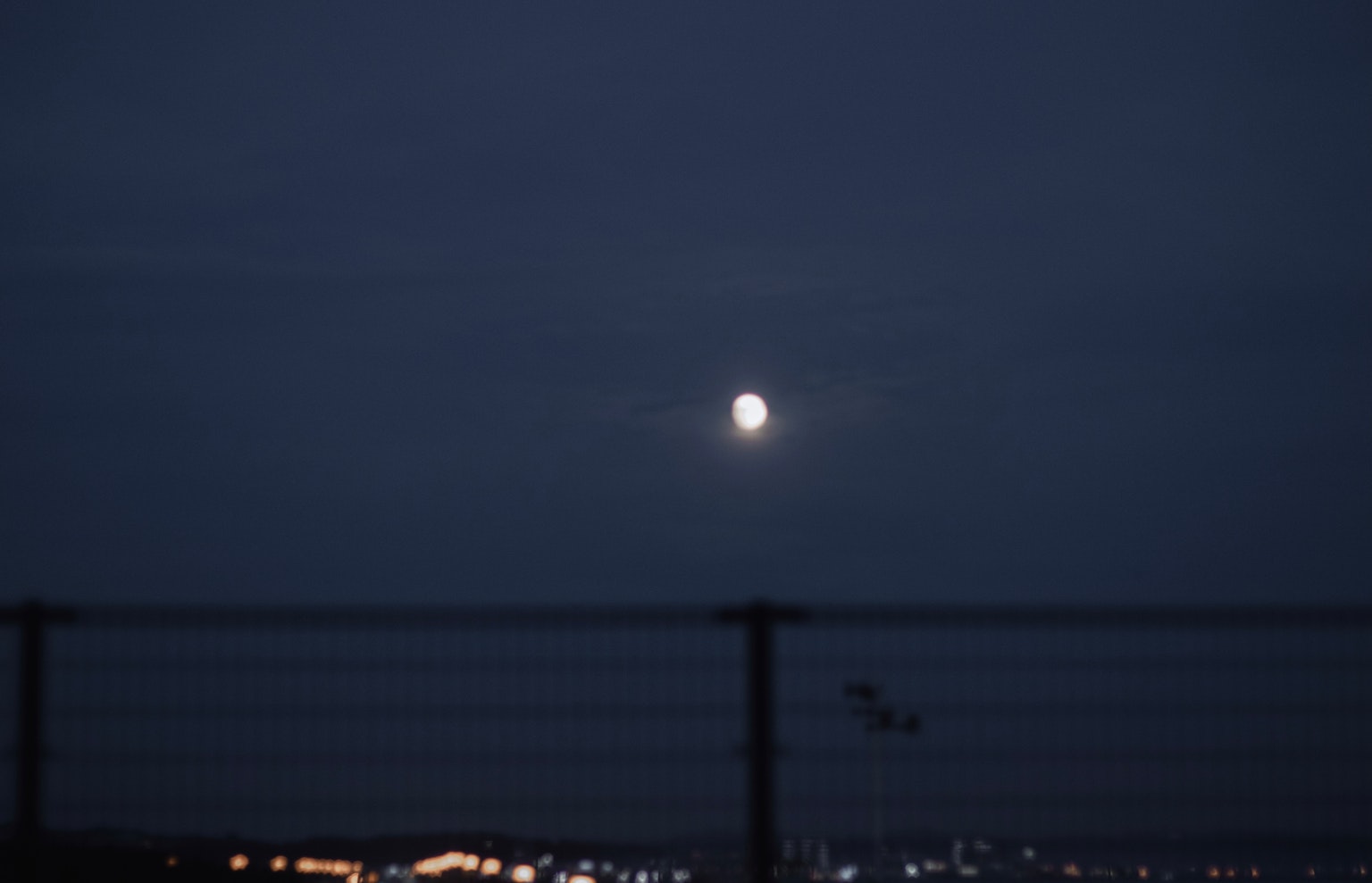 Luna brillante en un cielo oscuro rodeada de nubes