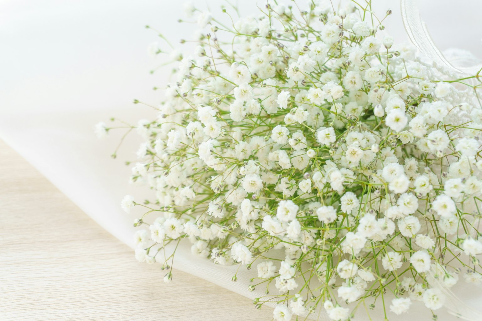 Un bouquet de petites fleurs blanches avec un fond doux