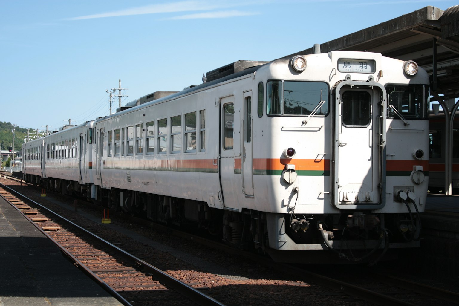 Un treno bianco parcheggiato in una stazione