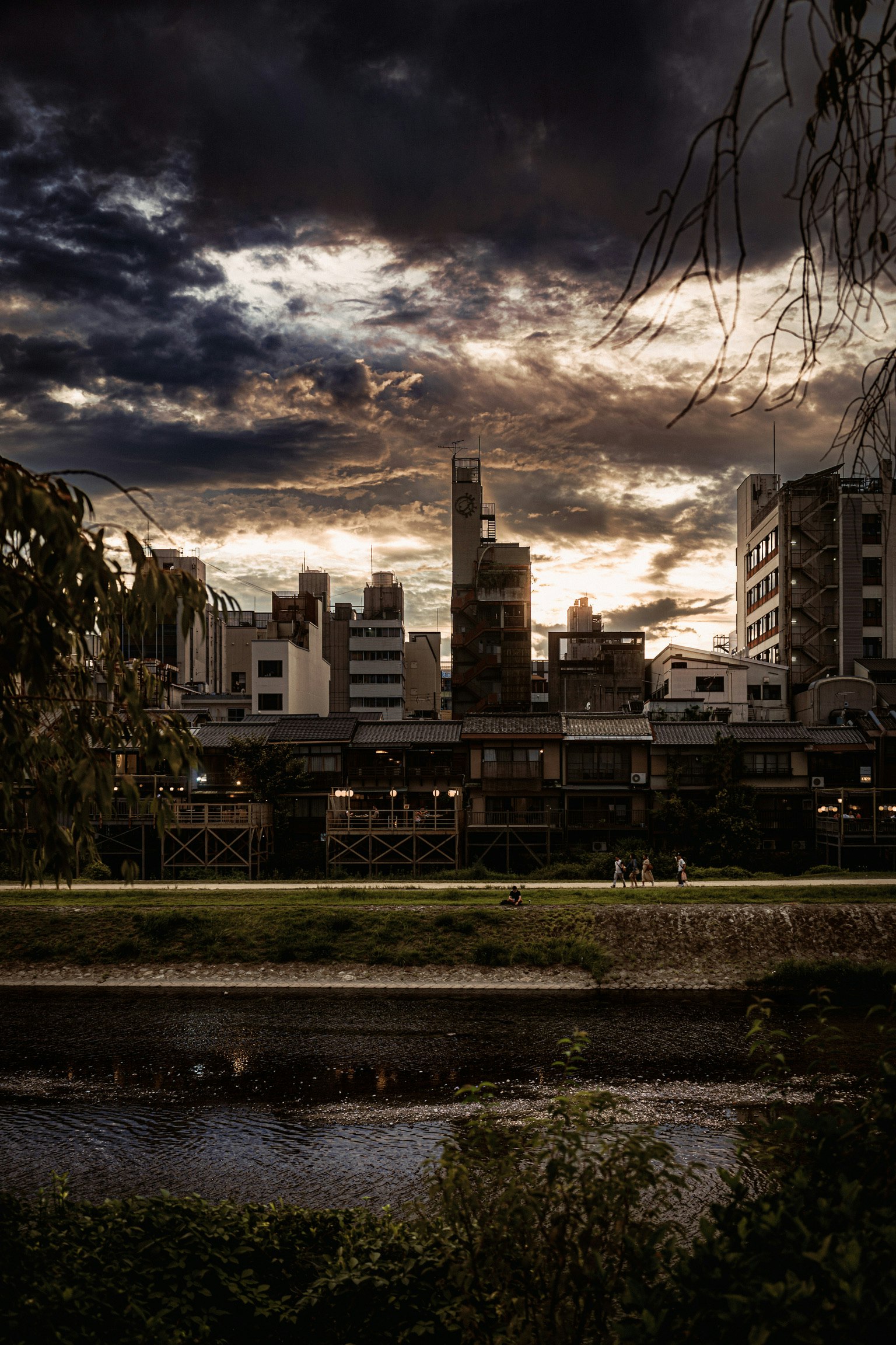 川沿いの高層ビル群と夕暮れの空