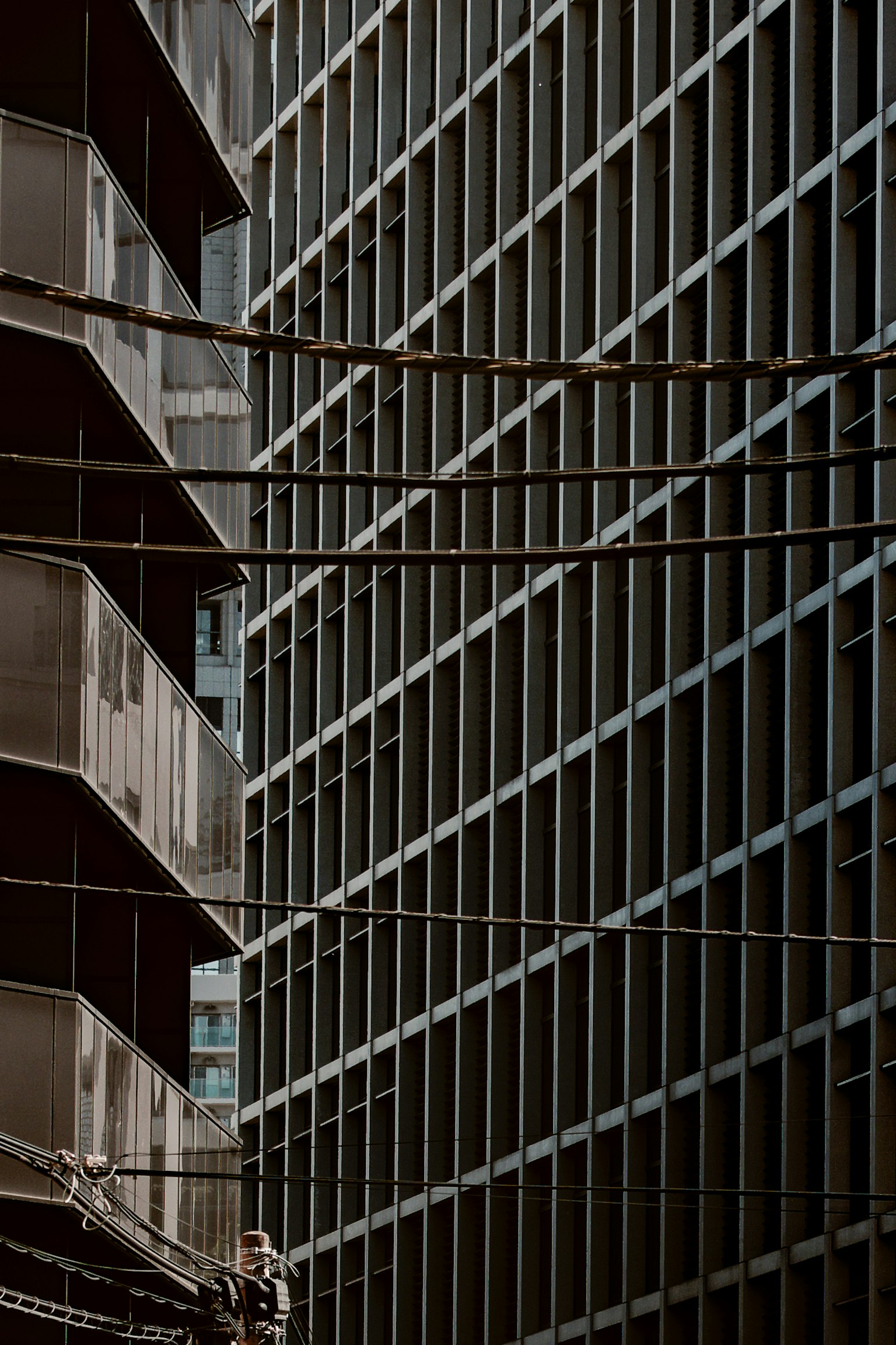 Cảnh đô thị với mặt tiền tòa nhà hiện đại và dây điện giao nhau