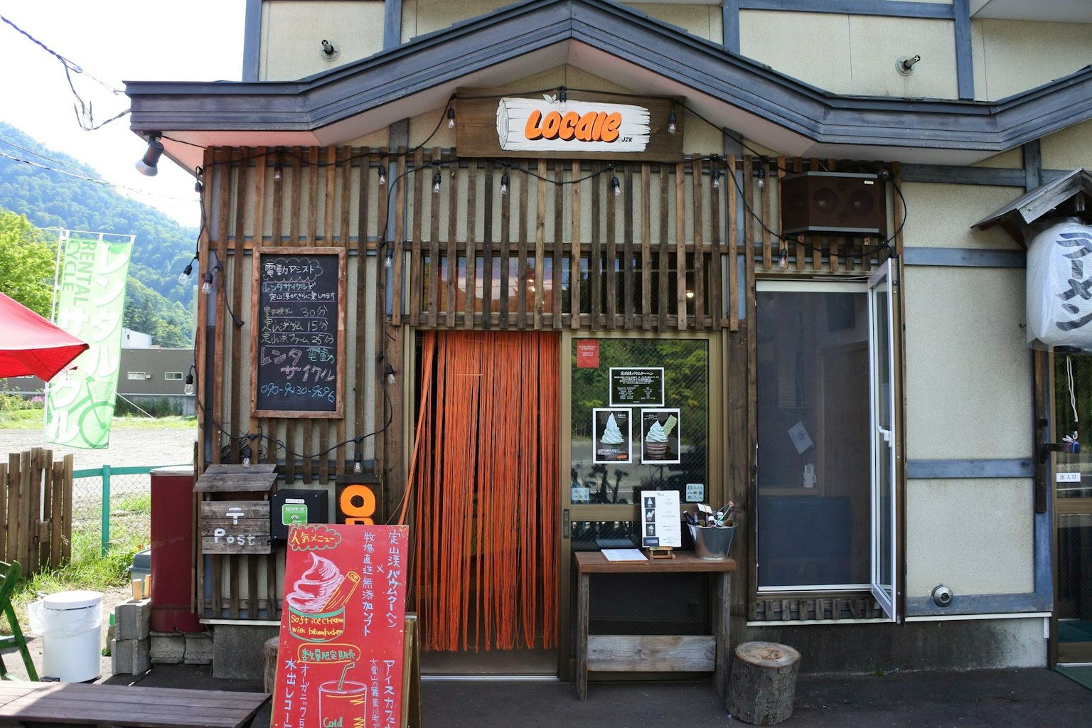 傳統日本餐廳的外觀 竹子裝飾和木製入口