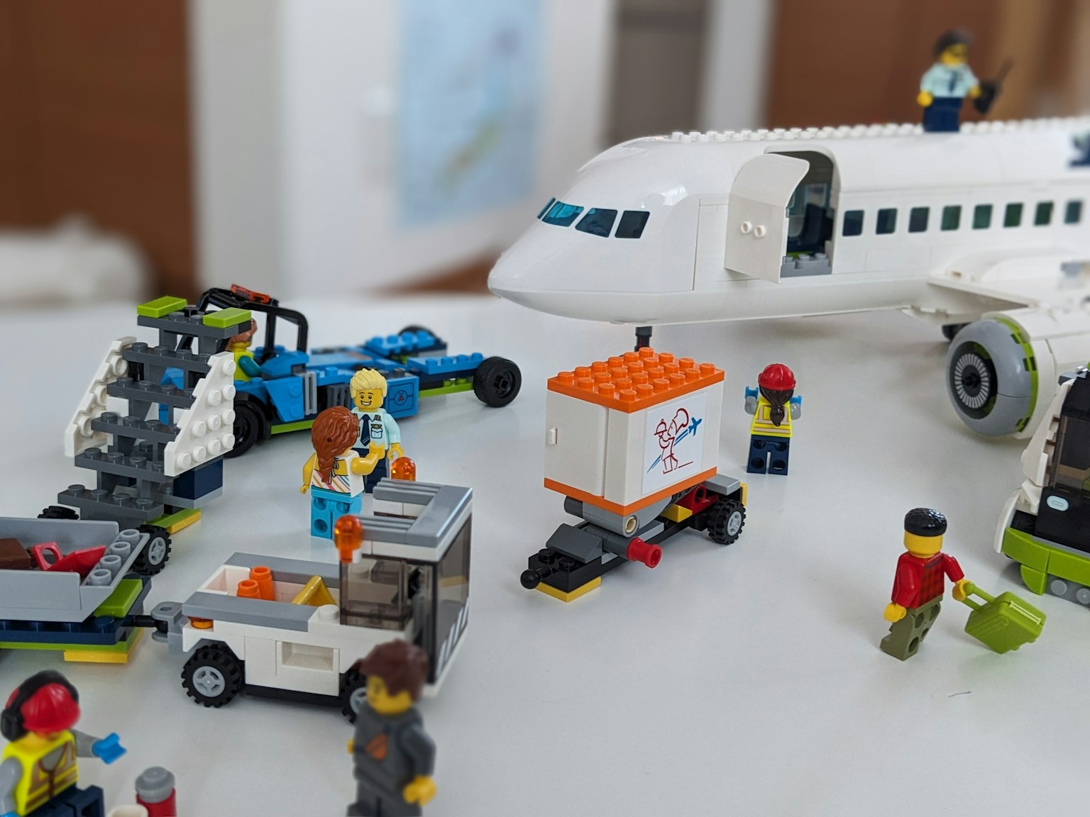 Escena de aeropuerto LEGO con un avión y vehículos y mini figuras