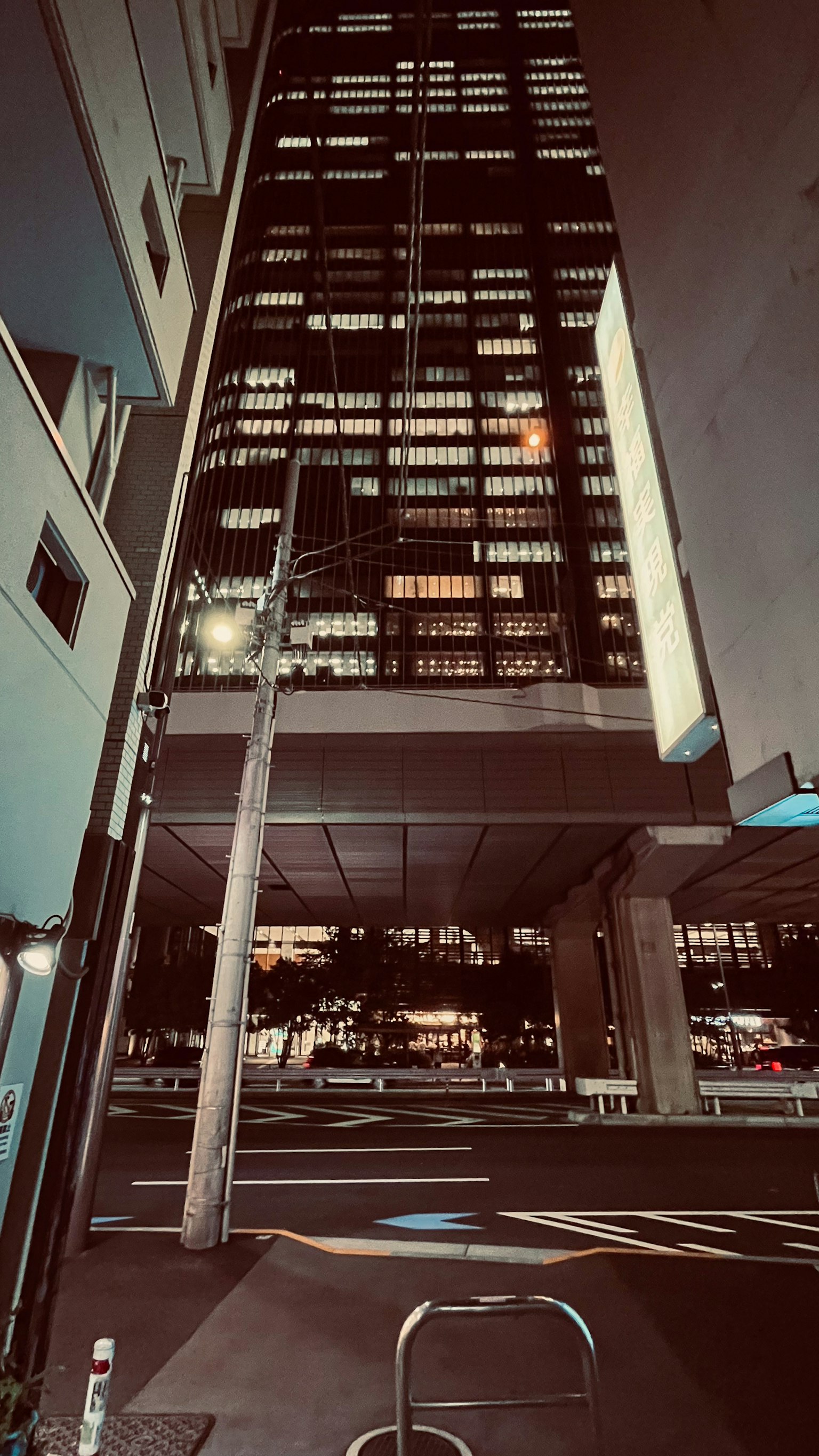 Vista nocturna de un rascacielos con paisaje urbano