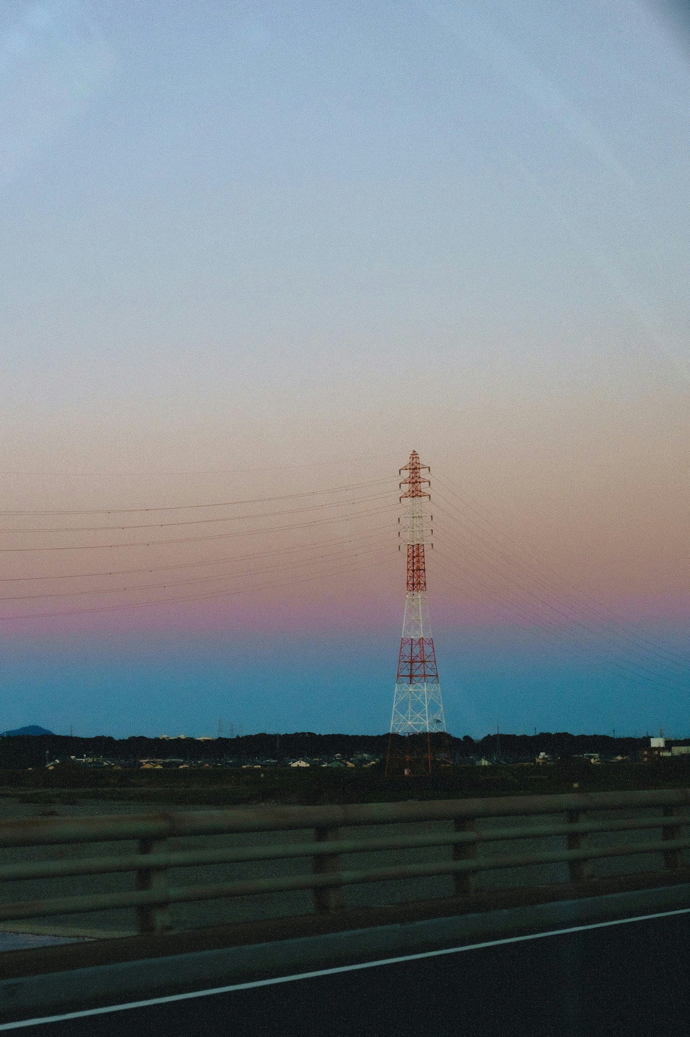 Ciel de coucher de soleil au-dessus d’une tour de transmission au bord de la mer