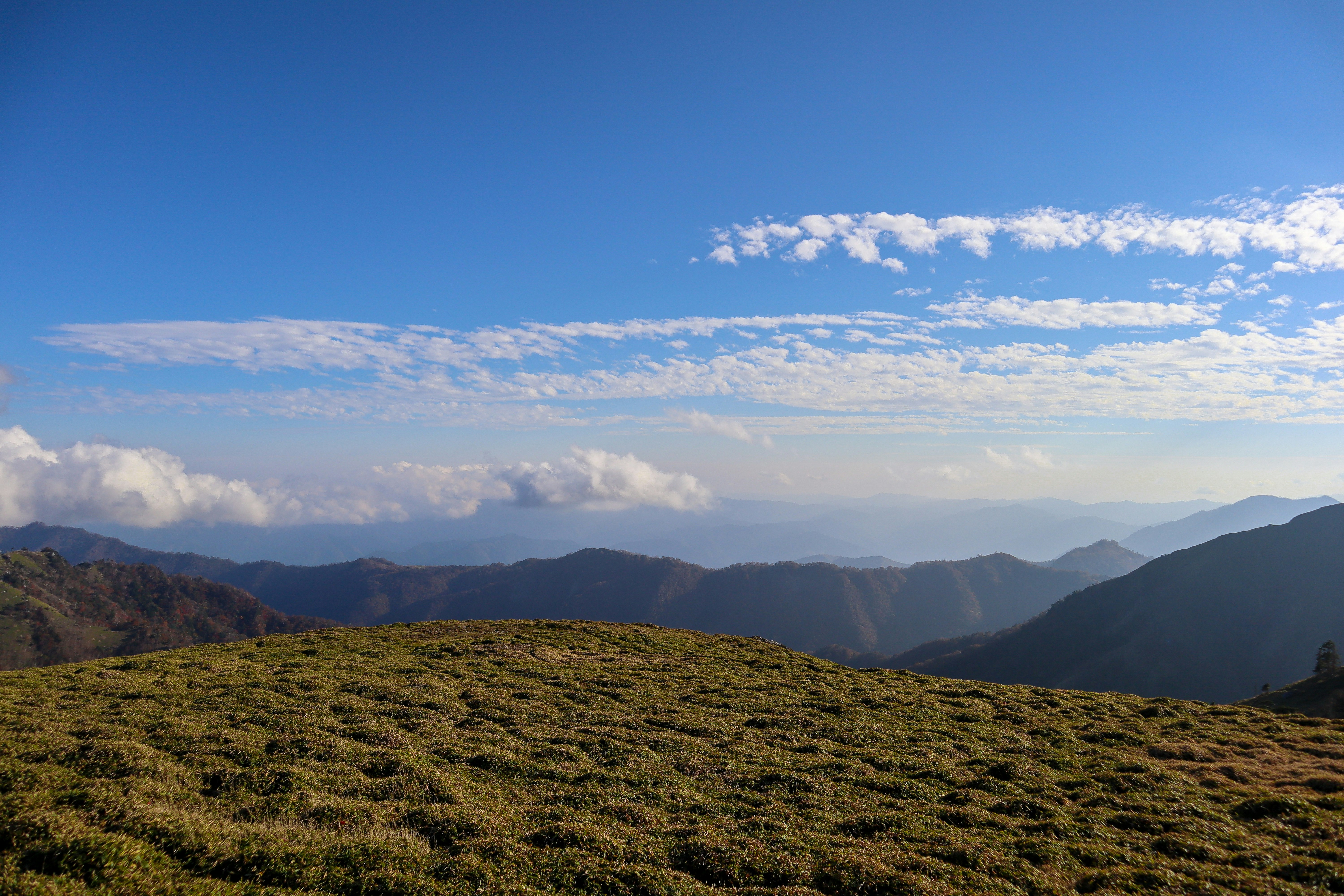 徳島県・剣山の稜線に広がる山並みと雲の絶景