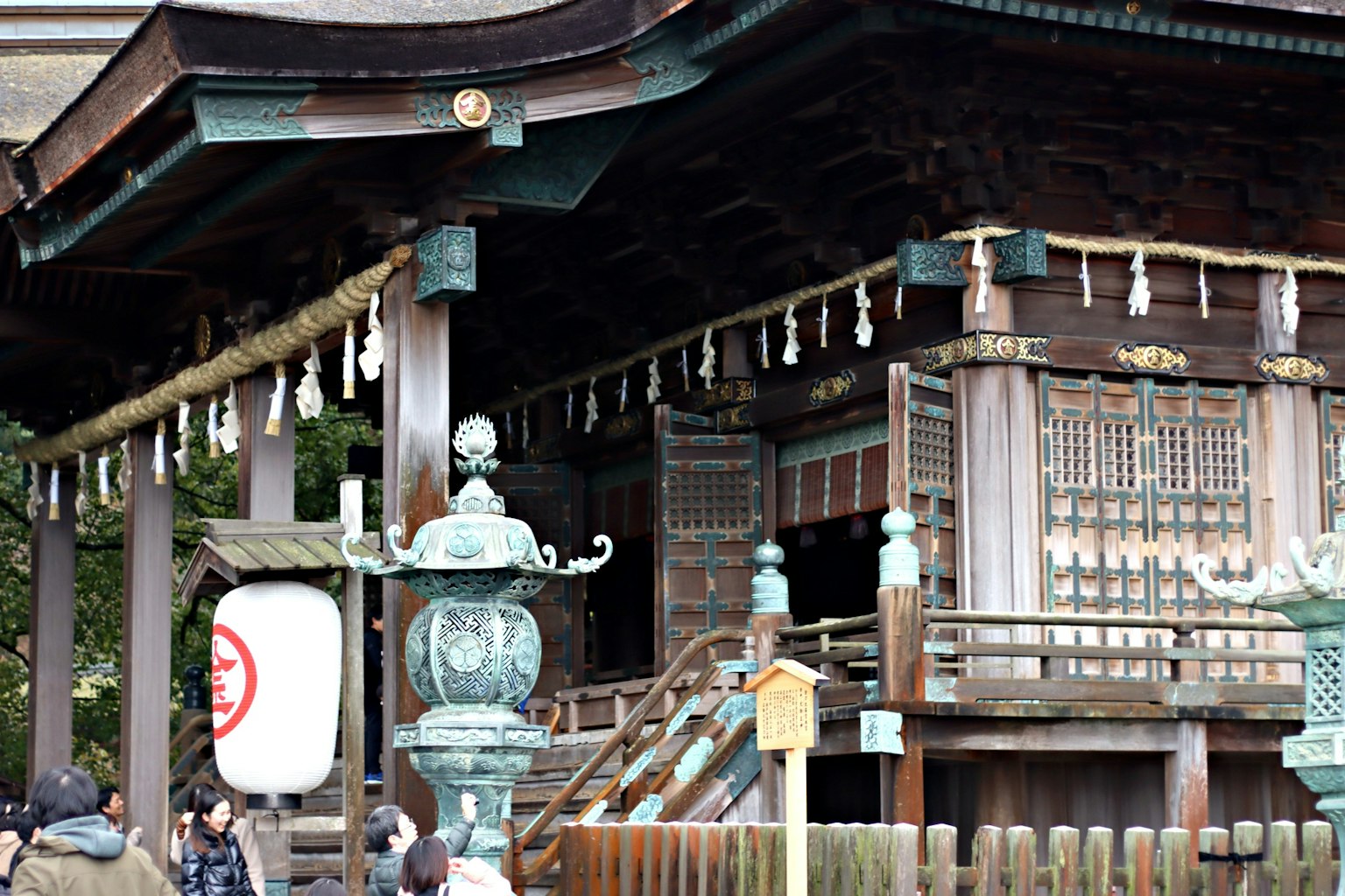 Traditionelles japanisches Schreingebäude mit komplizierten Verzierungen