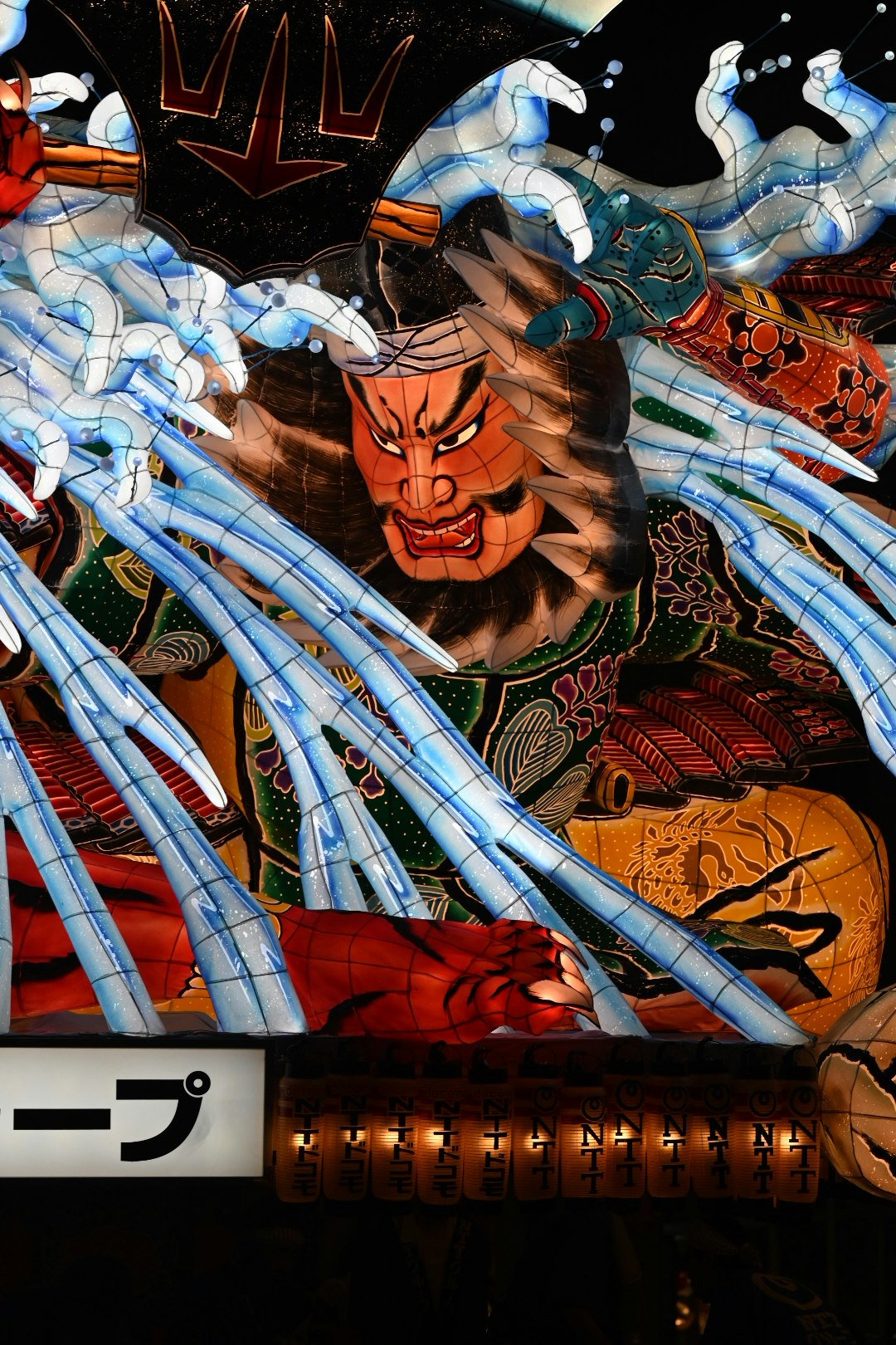 Tranh tường phong cách anime với các nhân vật nhiều màu trên bức tường street art