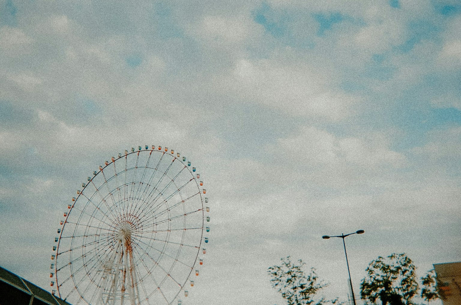 Ruota panoramica contro un cielo nuvoloso