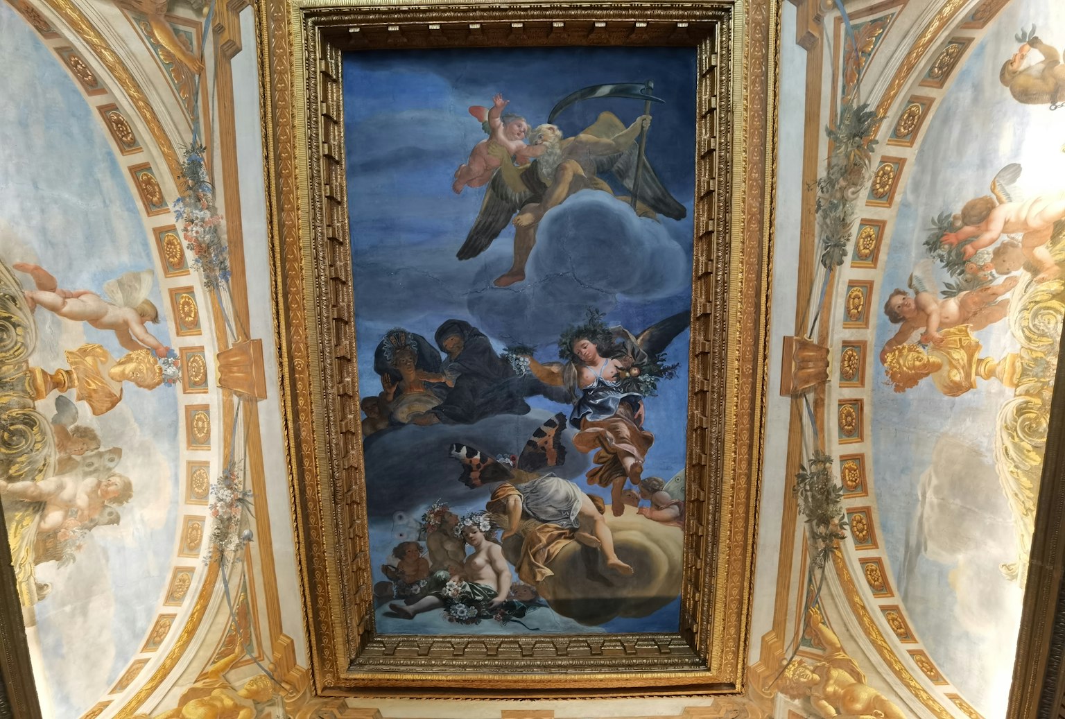 Langit yang indah dilukis dengan adegan mitologis, warna cerah dan bingkai yang dihias