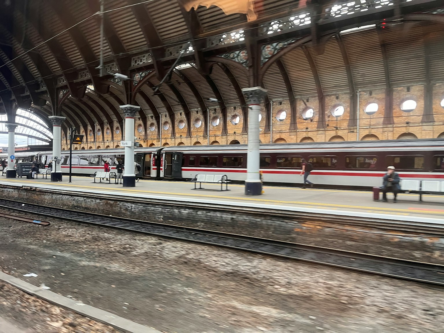 Interno di una bella stazione ferroviaria con un treno in piattaforma