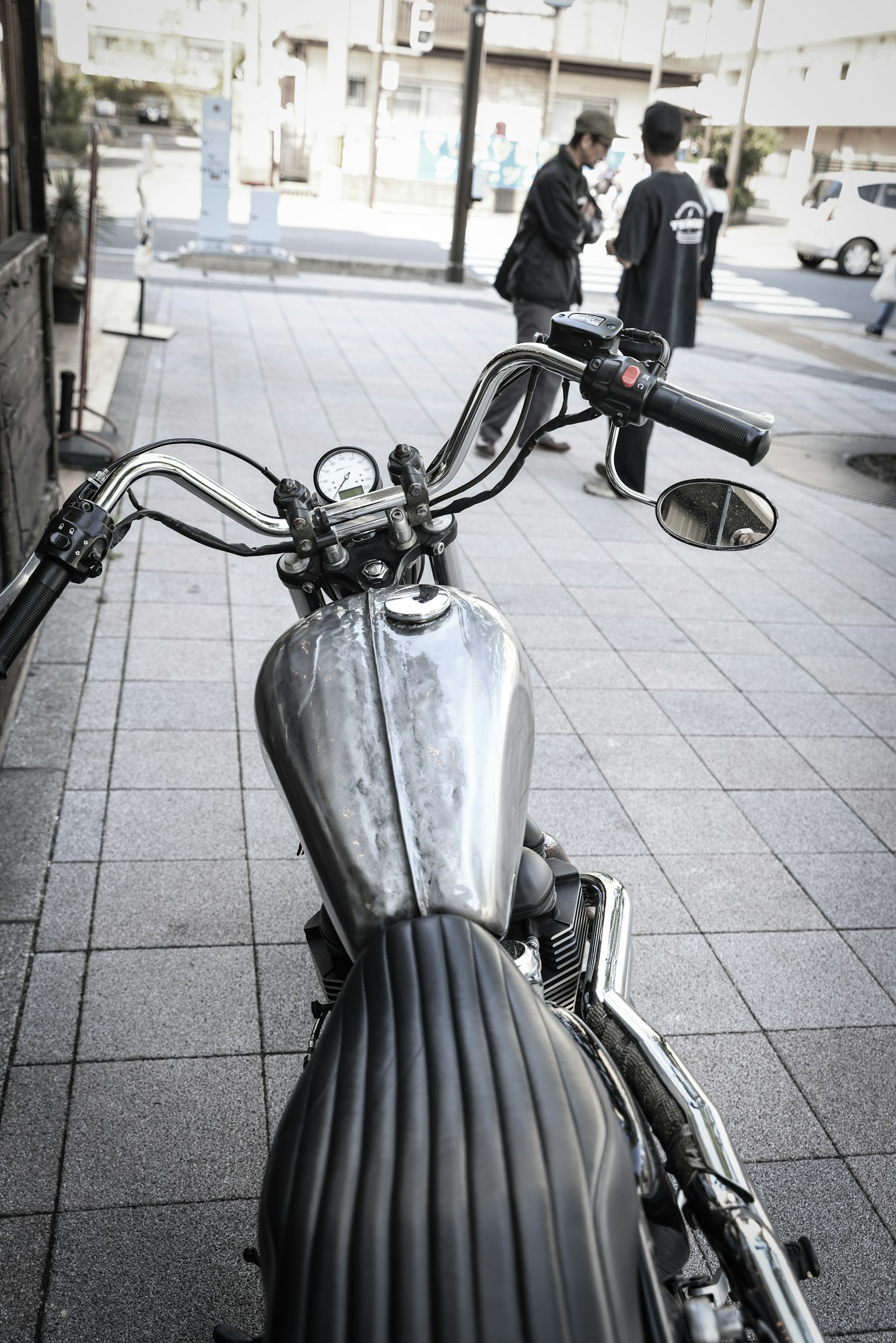 Vue des poignées et du siège d'une moto dans un cadre urbain
