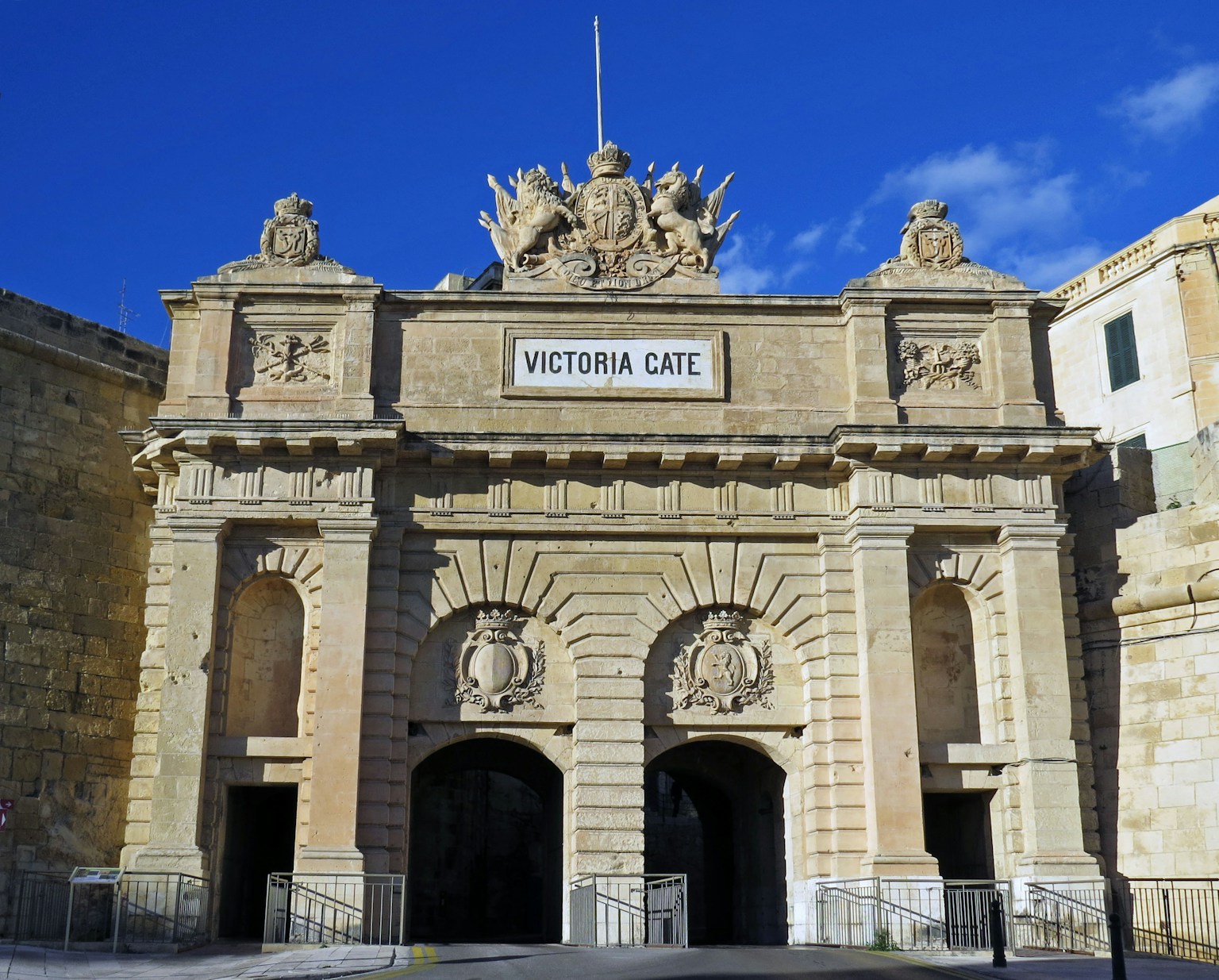 Grande struttura architettonica della Porta Vittoria sotto un cielo blu