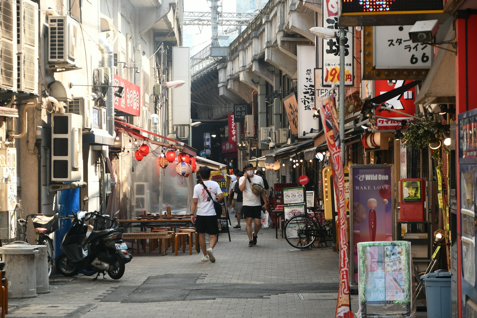 Đường phố nhộn nhịp ở Nhật Bản với mọi người đi bộ và cửa hàng hai bên