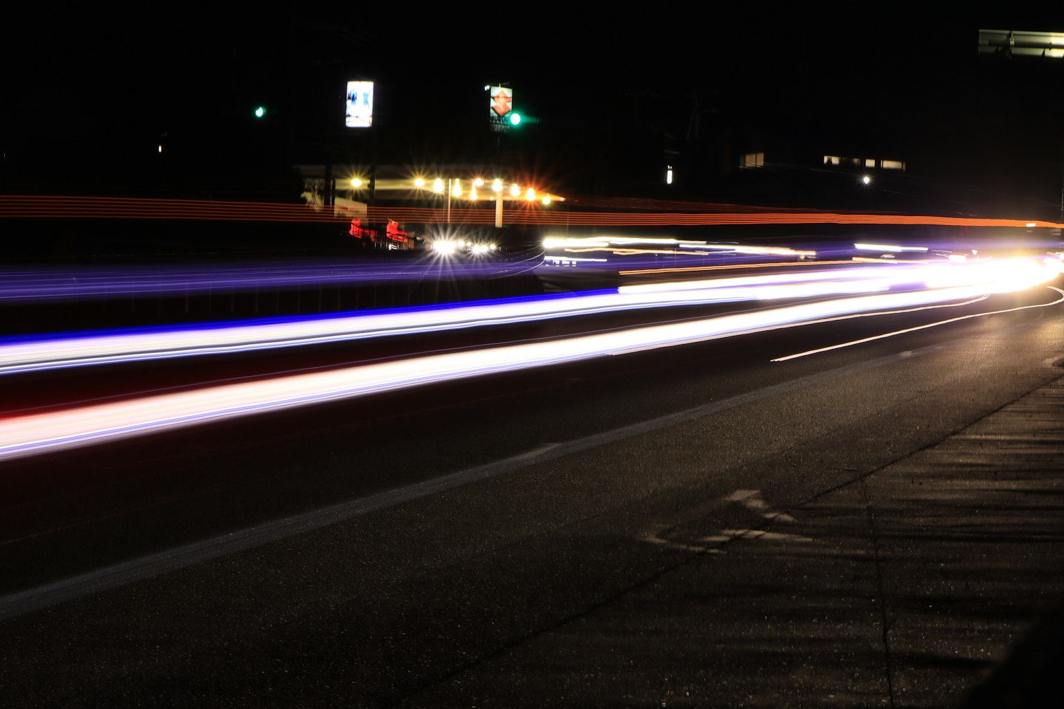 Foto von Lichtspuren von Autos auf einer Straße bei Nacht