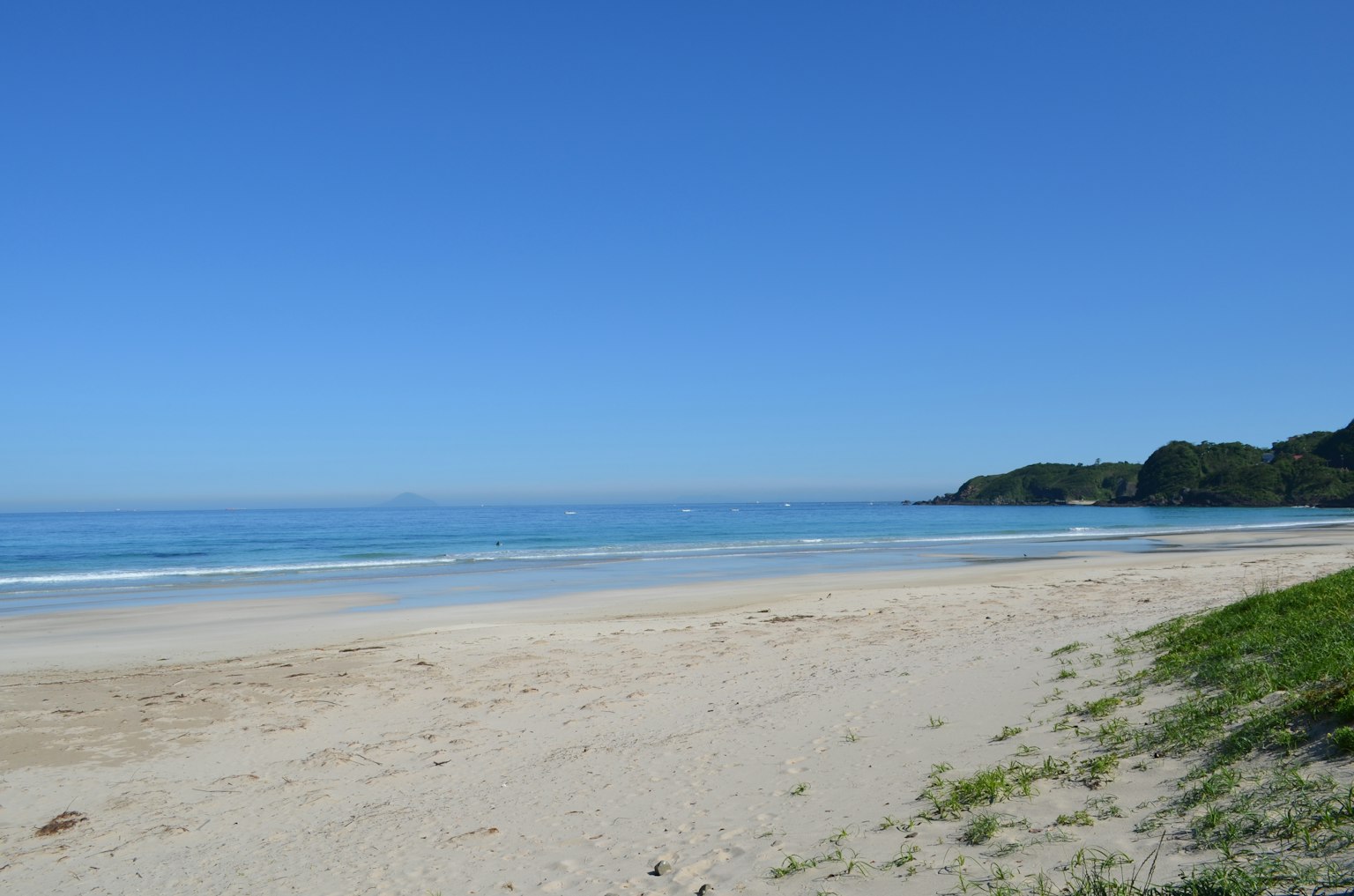 風景如畫的海灘，藍天和寧靜的海洋