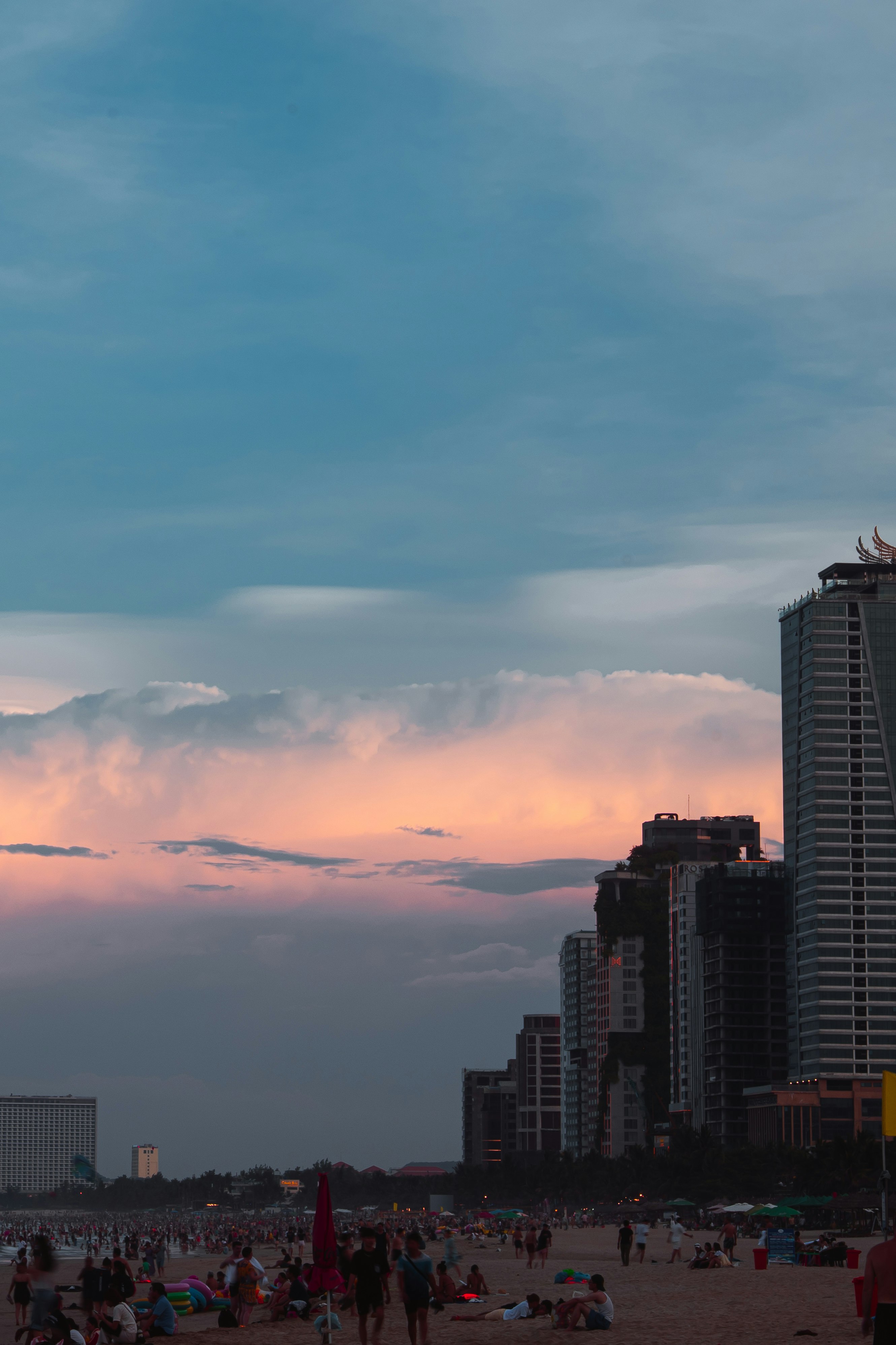 夕日に照らされる雲と海辺の散歩風景