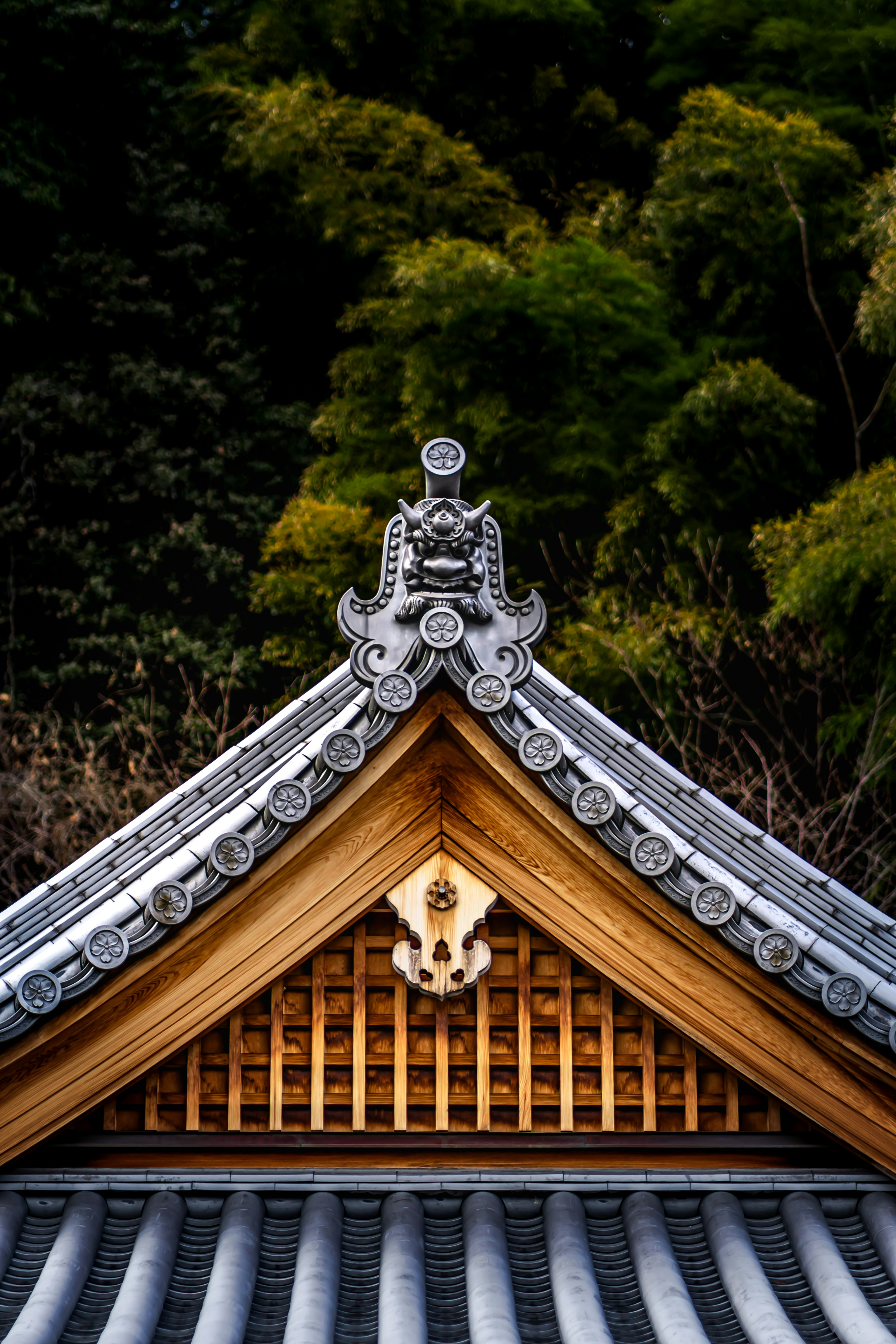 ornamenti e sculture del tetto di un santuario a Kobe