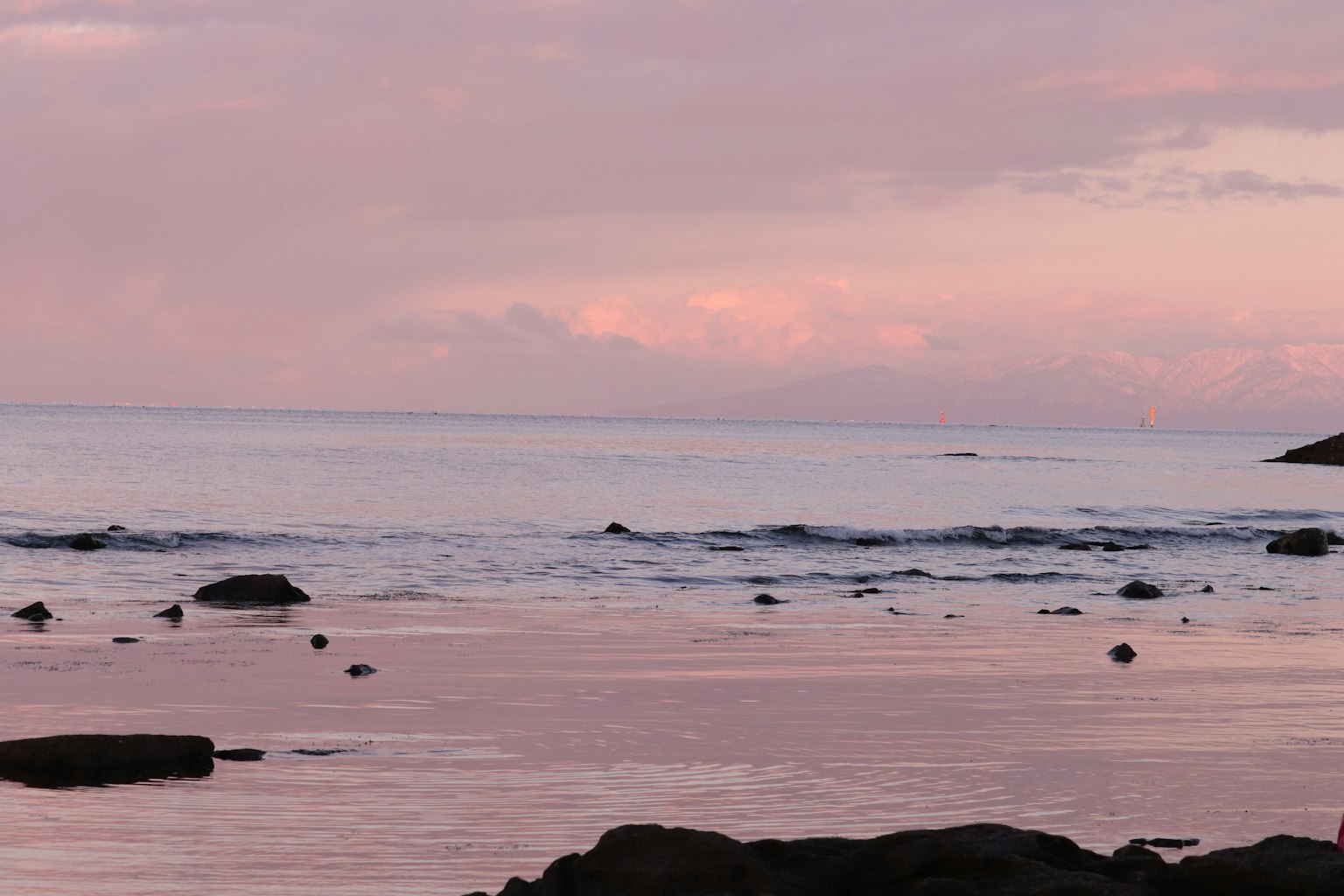 Mare calma con cielo rosa al tramonto