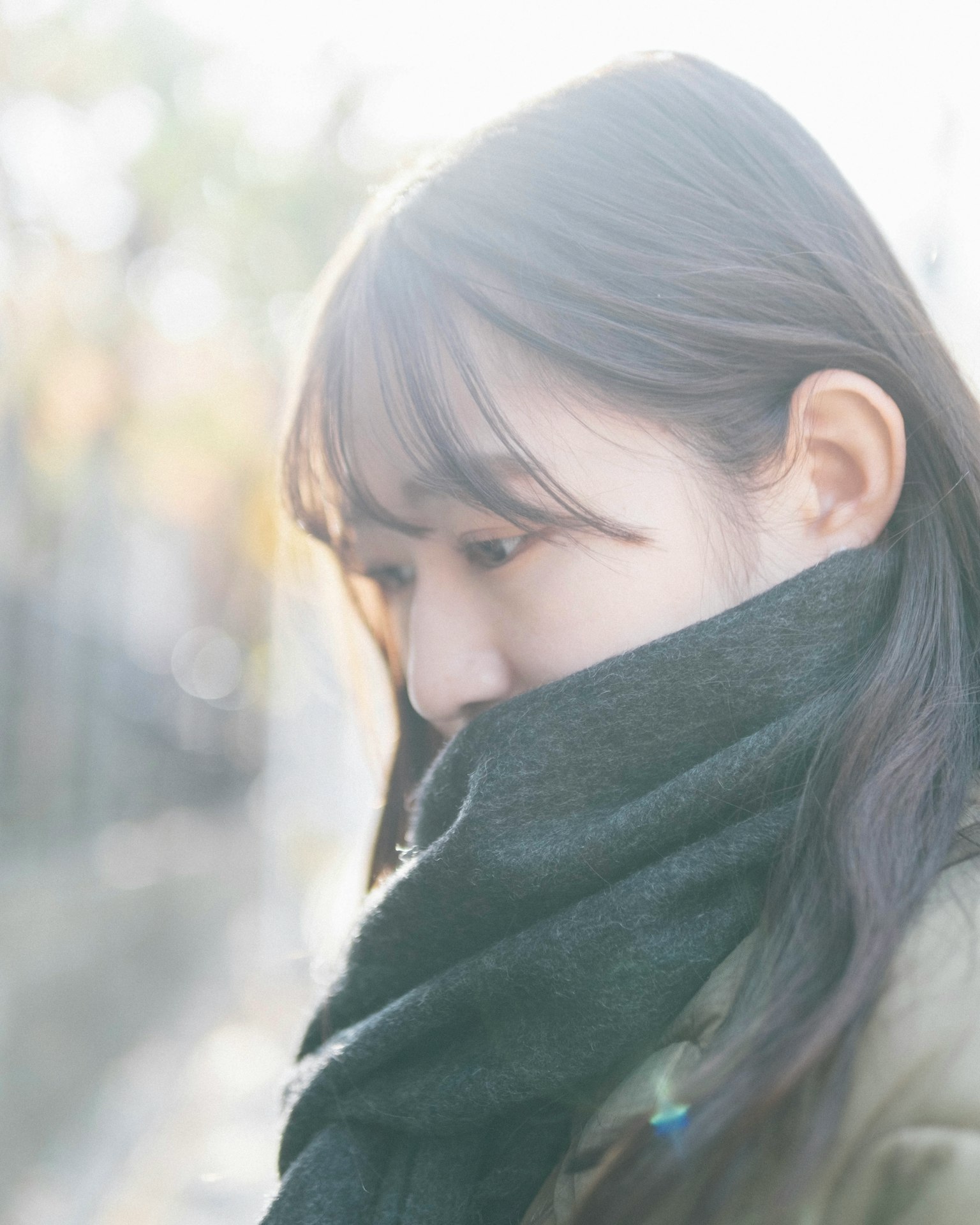 Một người phụ nữ trong chiếc khăn đen với nền mềm mại