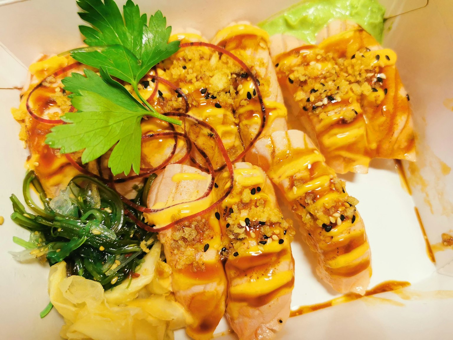 จานซูชิอร่อยพร้อมท็อปปิ้งหลากสีและผักสด
