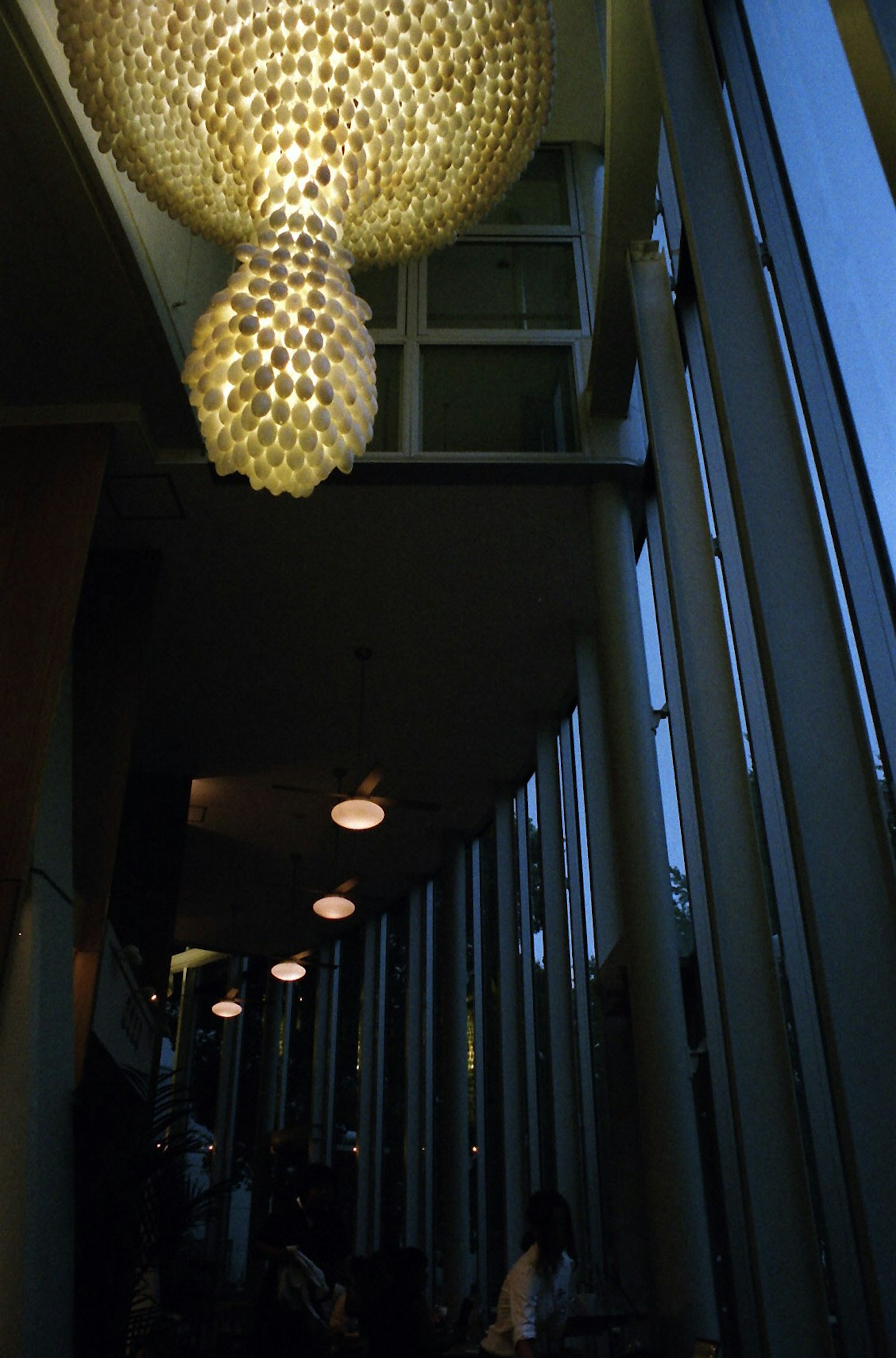 Vista interna con un lampadario luminoso e finestre moderne