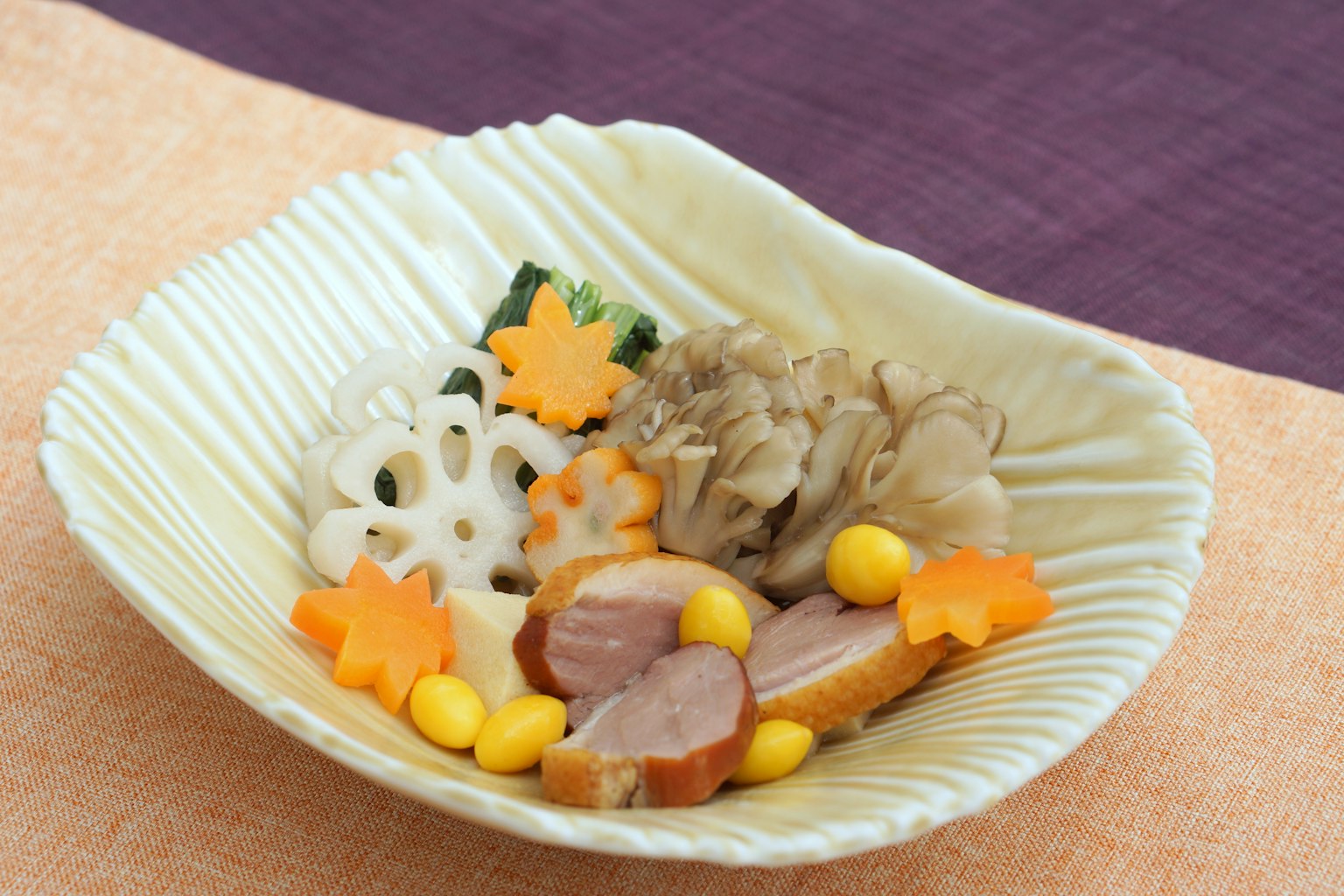 Hidangan Jepang yang disajikan dengan indah dengan bahan berwarna-warni