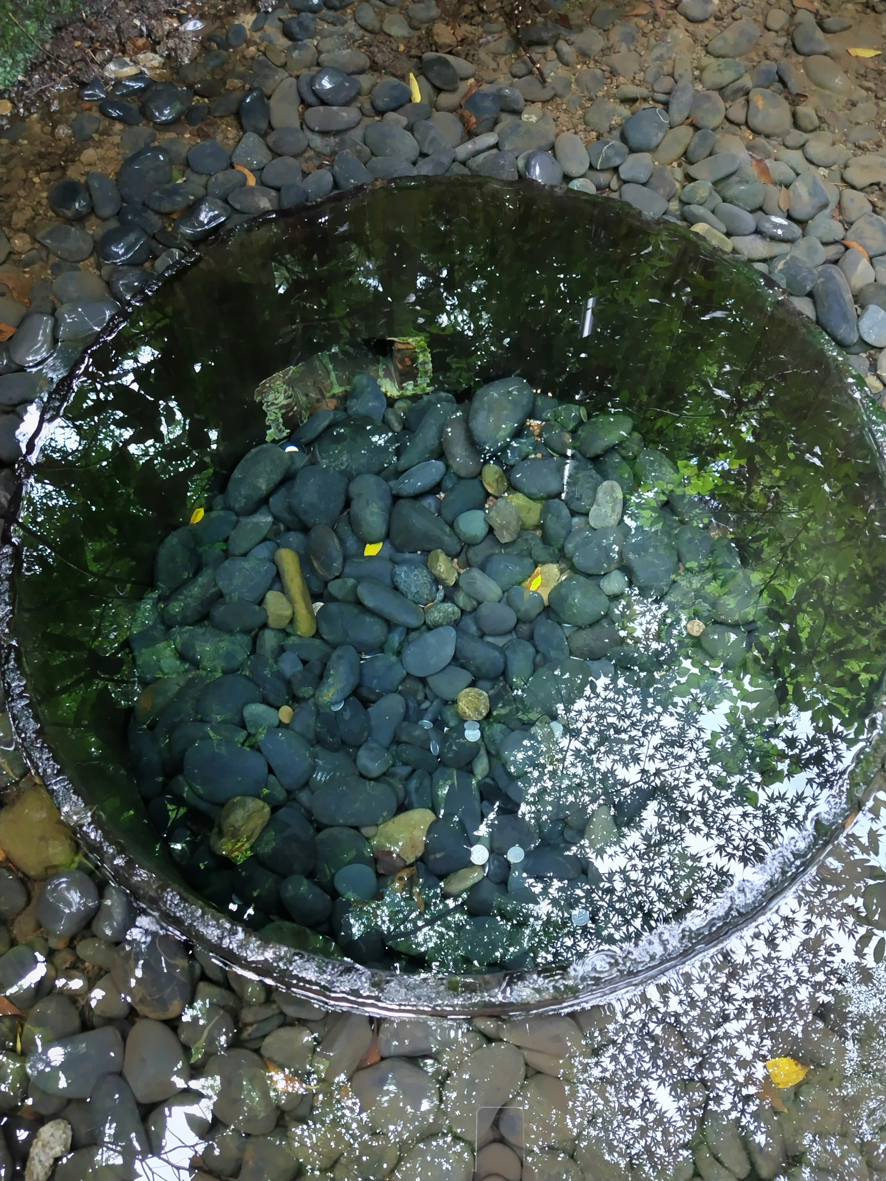 清政井の石積みの井戸と湧き水の水面