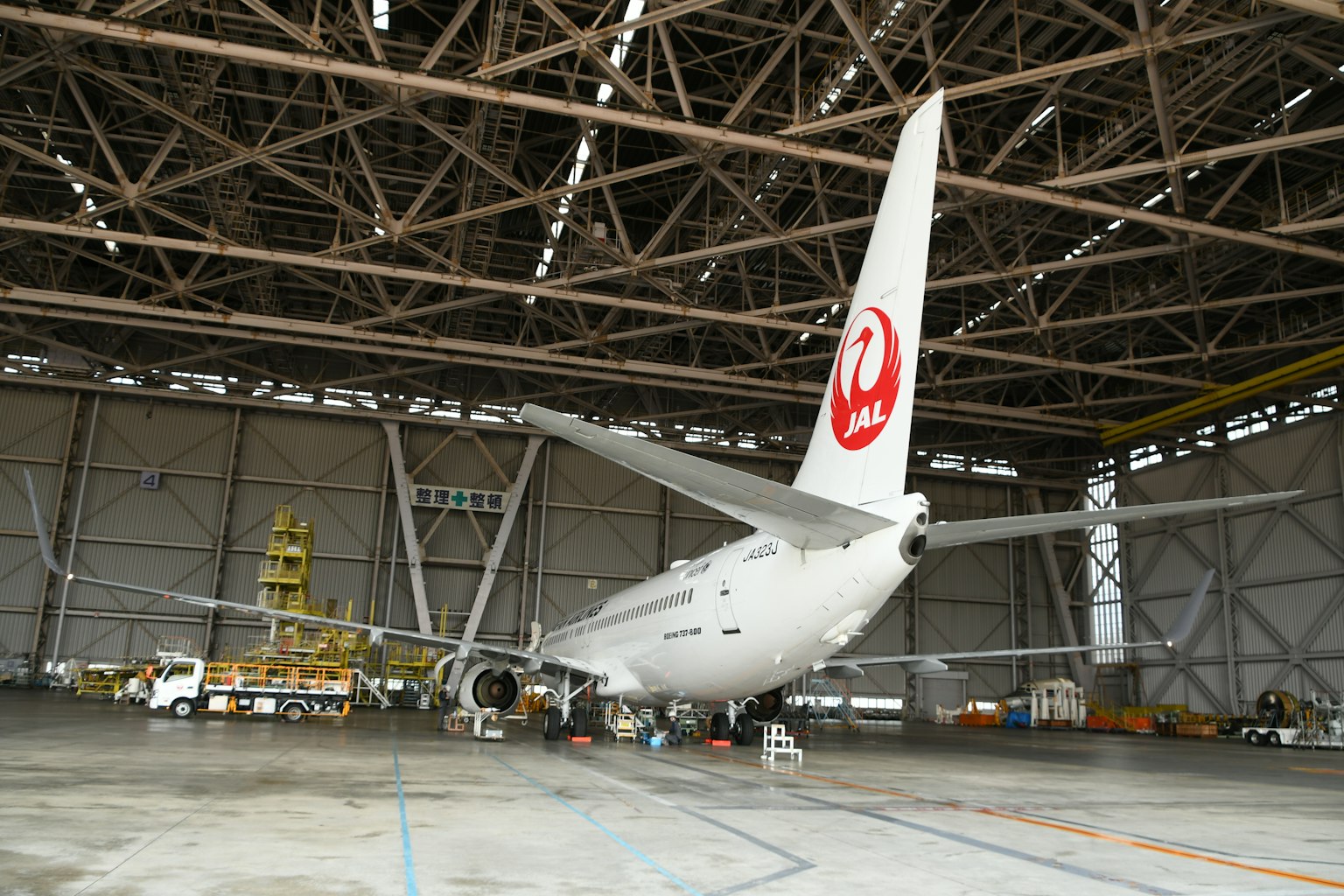 飛機維修的機庫內部顯示航空公司標誌