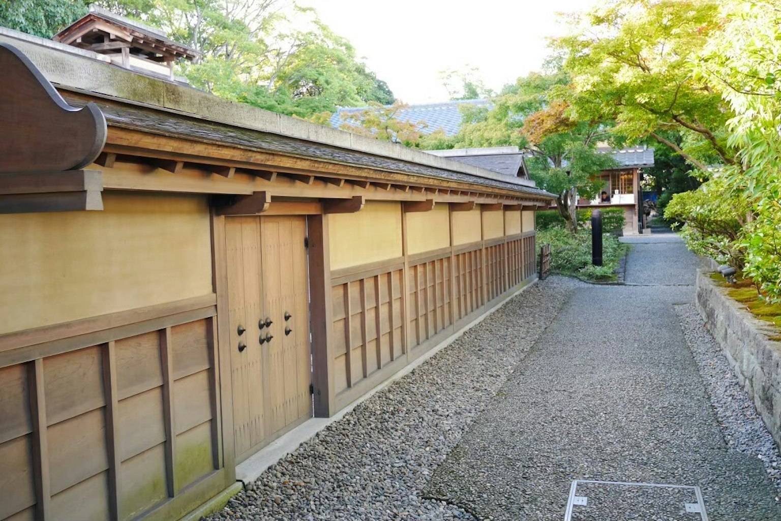 传统日本木建筑墙与花园小径