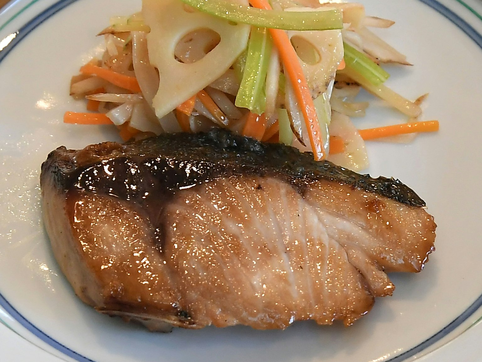 Saumon teriyaki avec salade de légumes