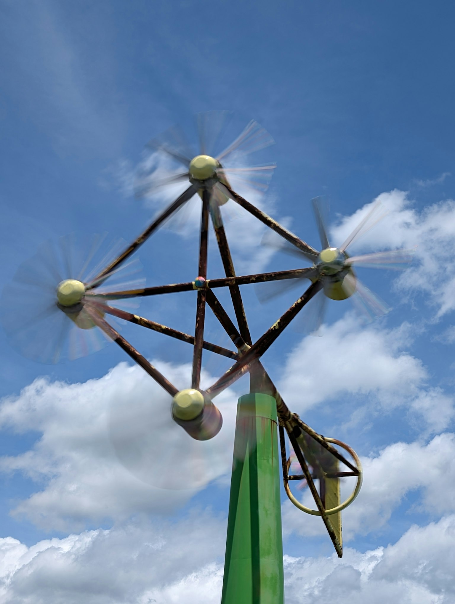 Diseño único de turbina eólica girando bajo un cielo azul